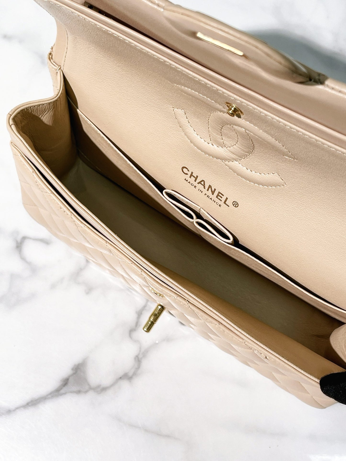 CHANEL CLASSIC FLAP, Beige/Gold