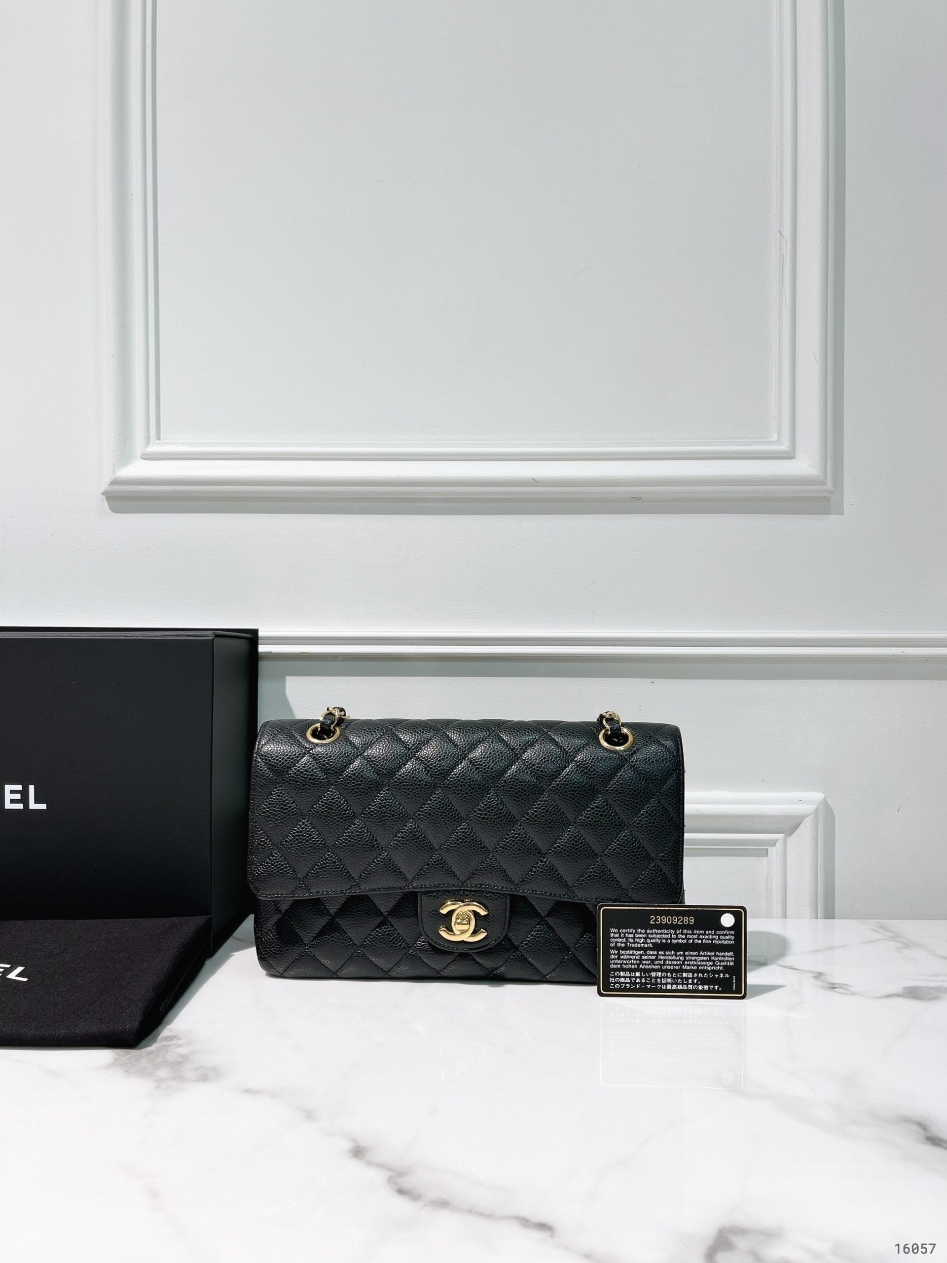 CHANEL CLASSIC FLAP, Black/Gold
