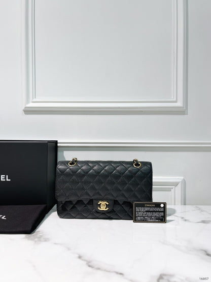 CHANEL CLASSIC FLAP, Black/Gold