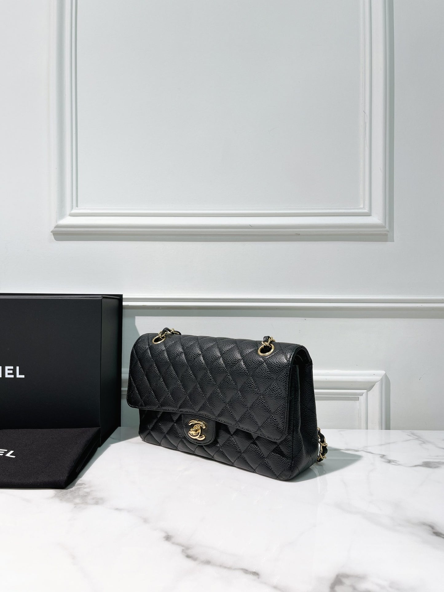 CHANEL CLASSIC FLAP, Black/Gold