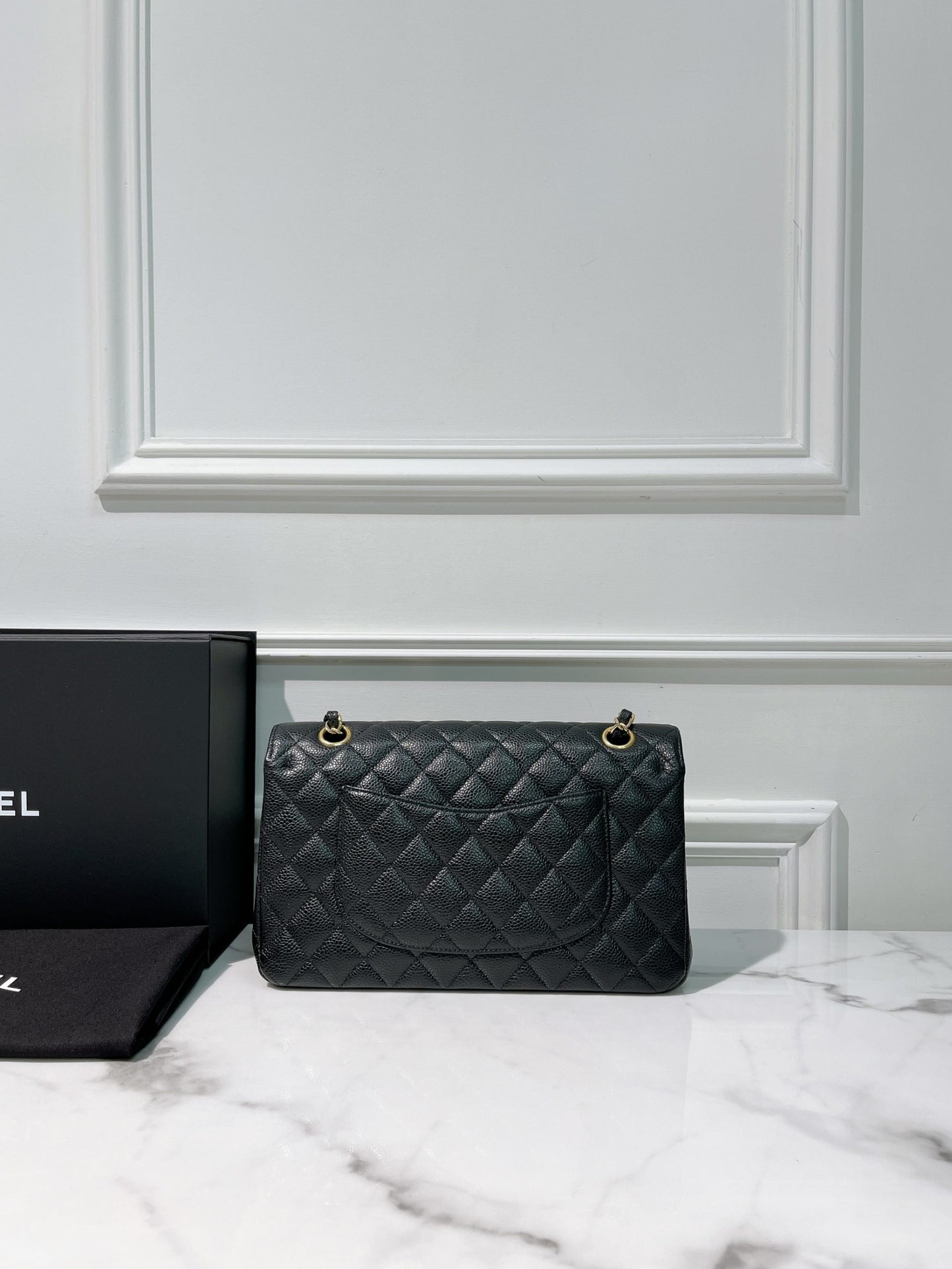 CHANEL CLASSIC FLAP, Black/Gold