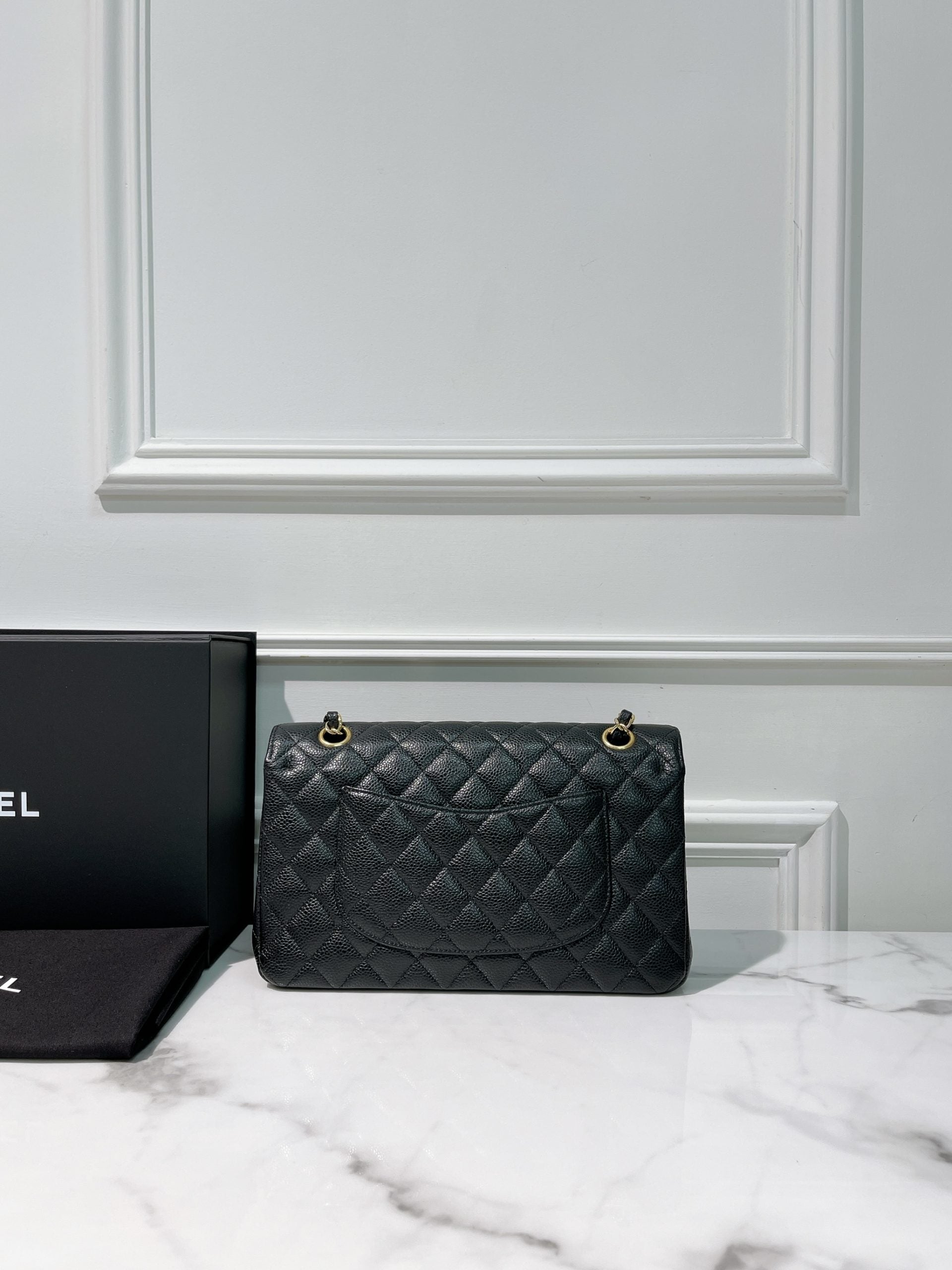 CHANEL CLASSIC FLAP, Black/Gold