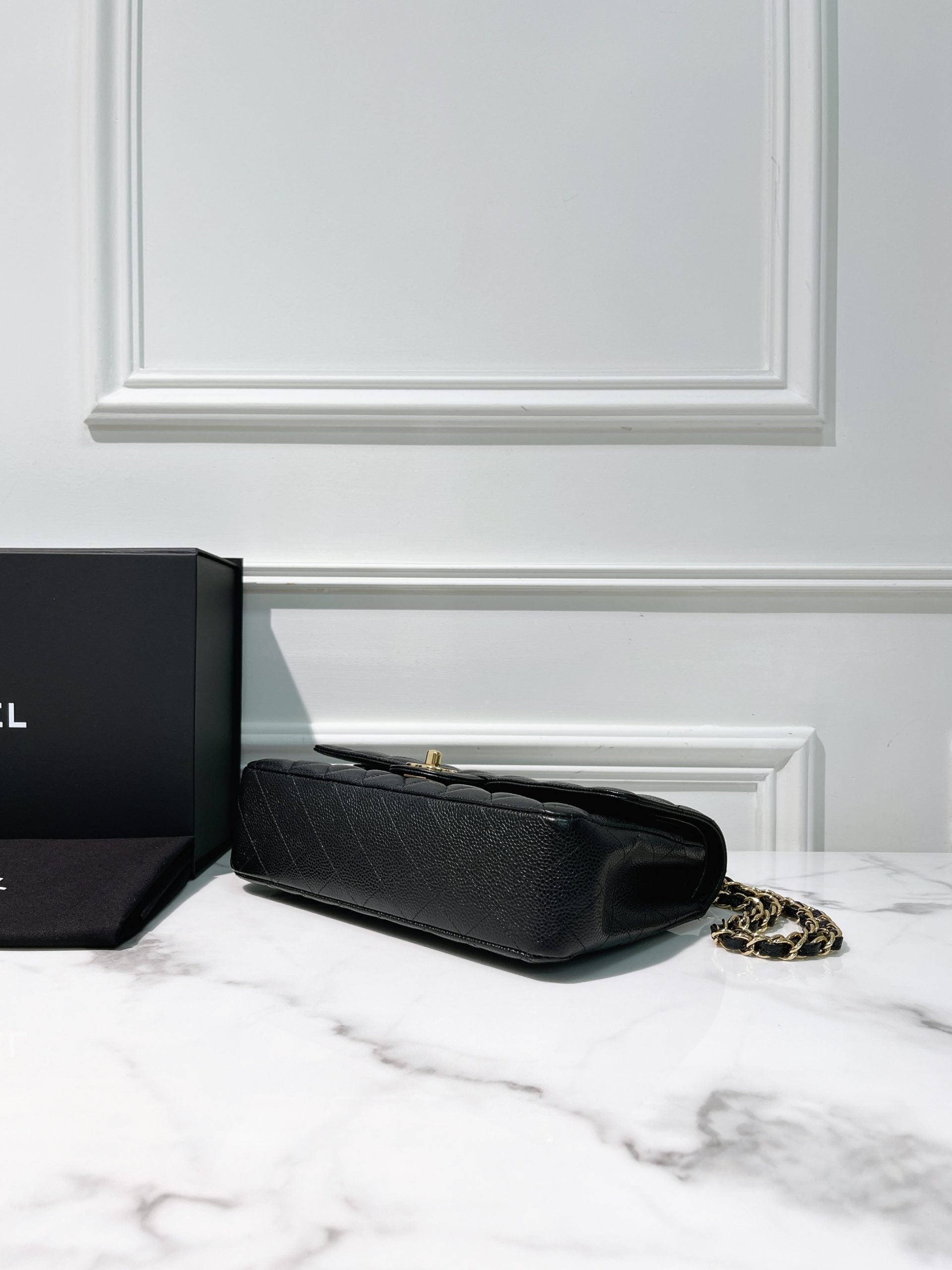 CHANEL CLASSIC FLAP, Black/Gold