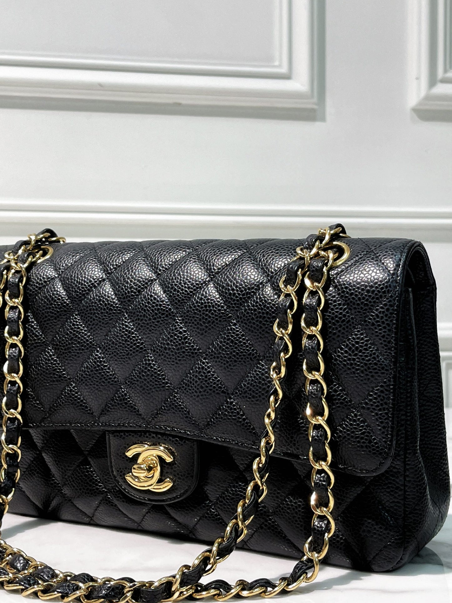 CHANEL CLASSIC FLAP, Black/Gold