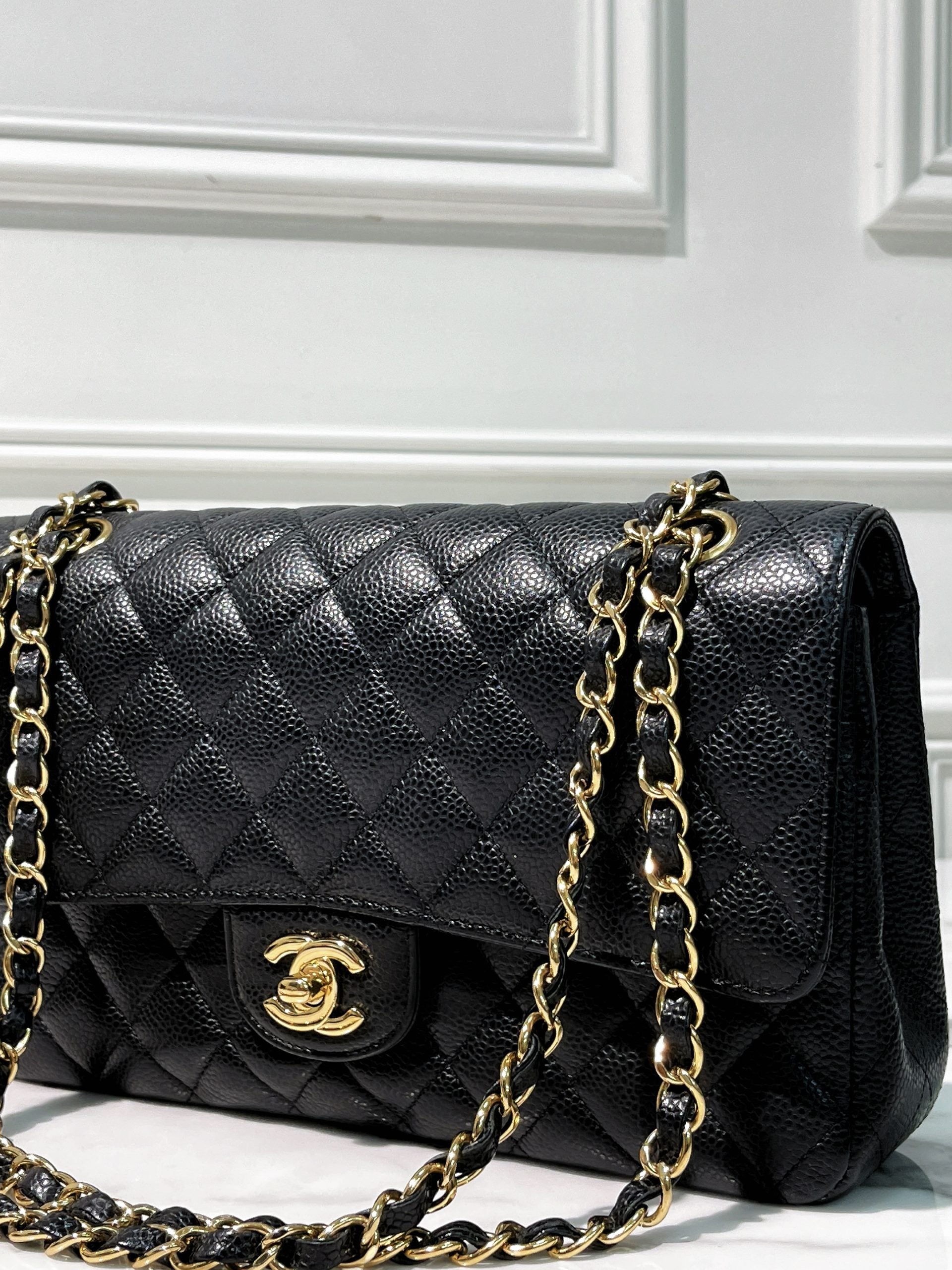 CHANEL CLASSIC FLAP, Black/Gold