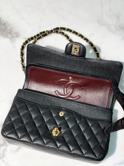 CHANEL CLASSIC FLAP, Black/Gold