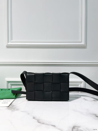 BOTTEGA VENETA SMALL CASSETTE BAG, Black