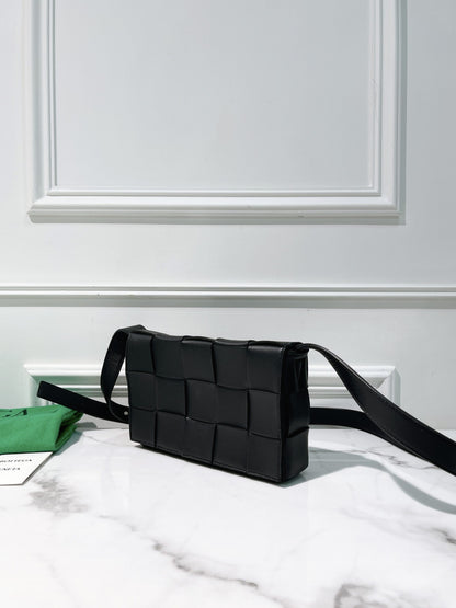 BOTTEGA VENETA SMALL CASSETTE BAG, Black