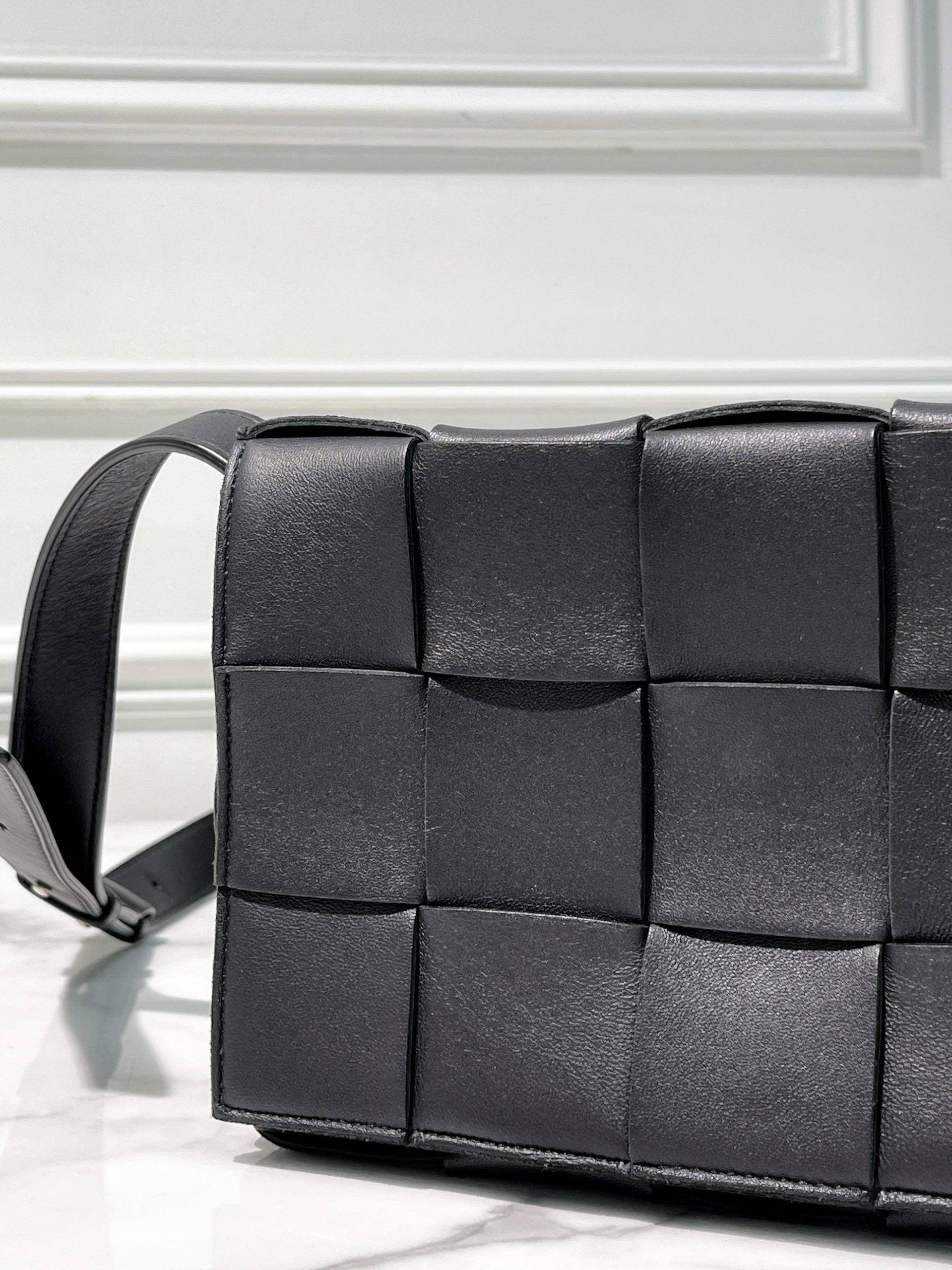 BOTTEGA VENETA SMALL CASSETTE BAG, Black