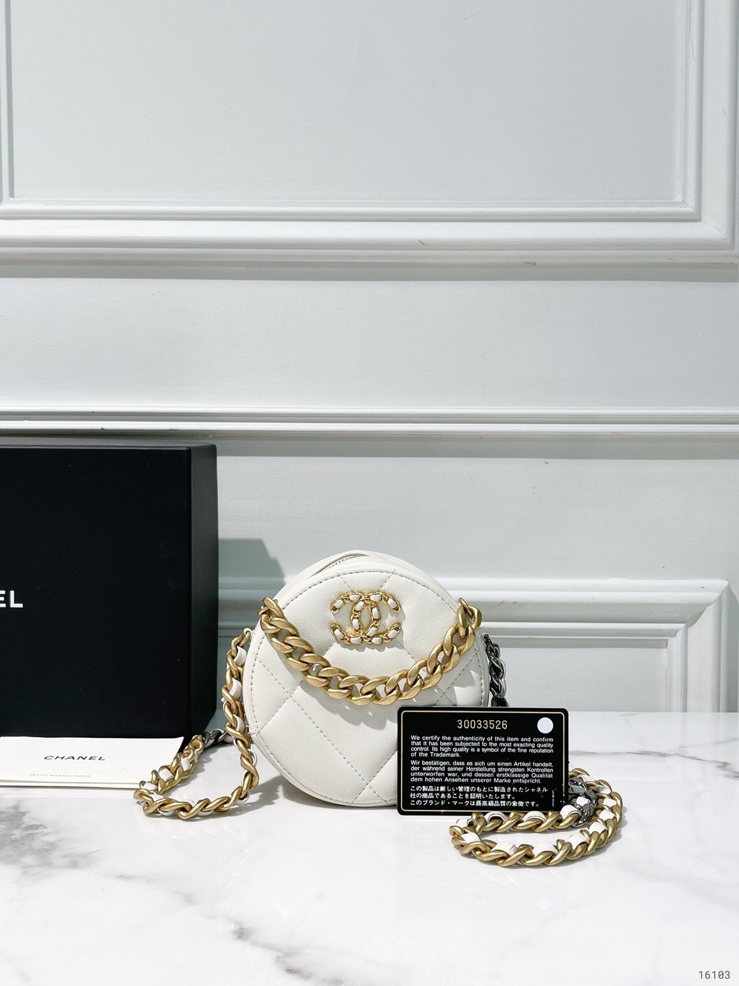 CHANEL 19 ROUND CLUTCH, White/Gold