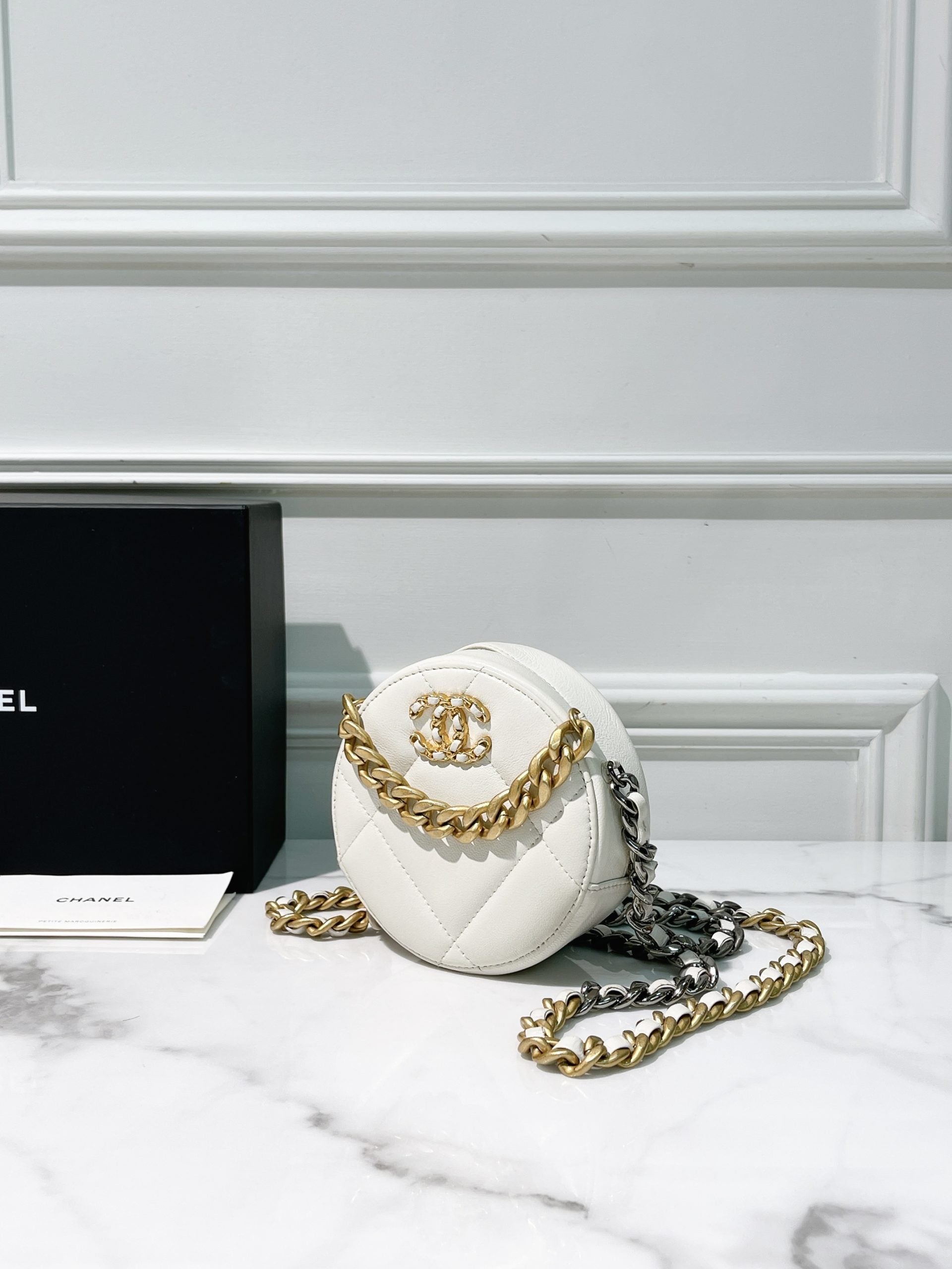 CHANEL 19 ROUND CLUTCH, White/Gold
