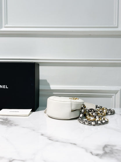 CHANEL 19 ROUND CLUTCH, White/Gold