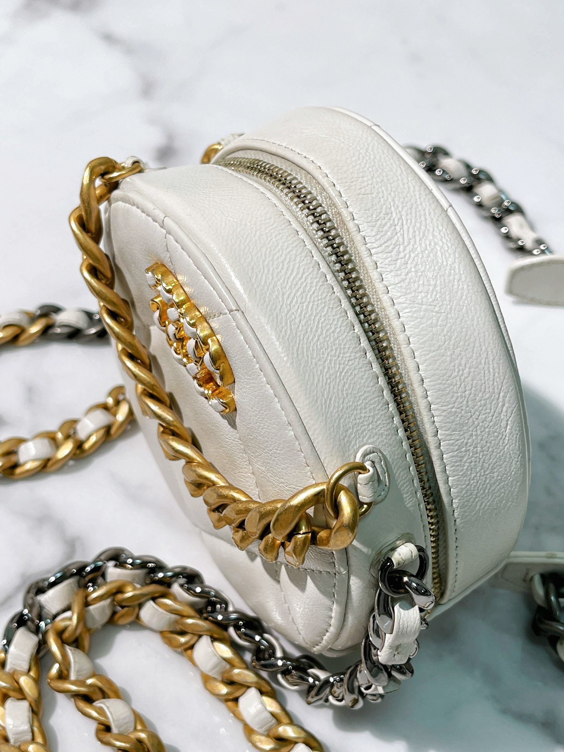 CHANEL 19 ROUND CLUTCH, White/Gold