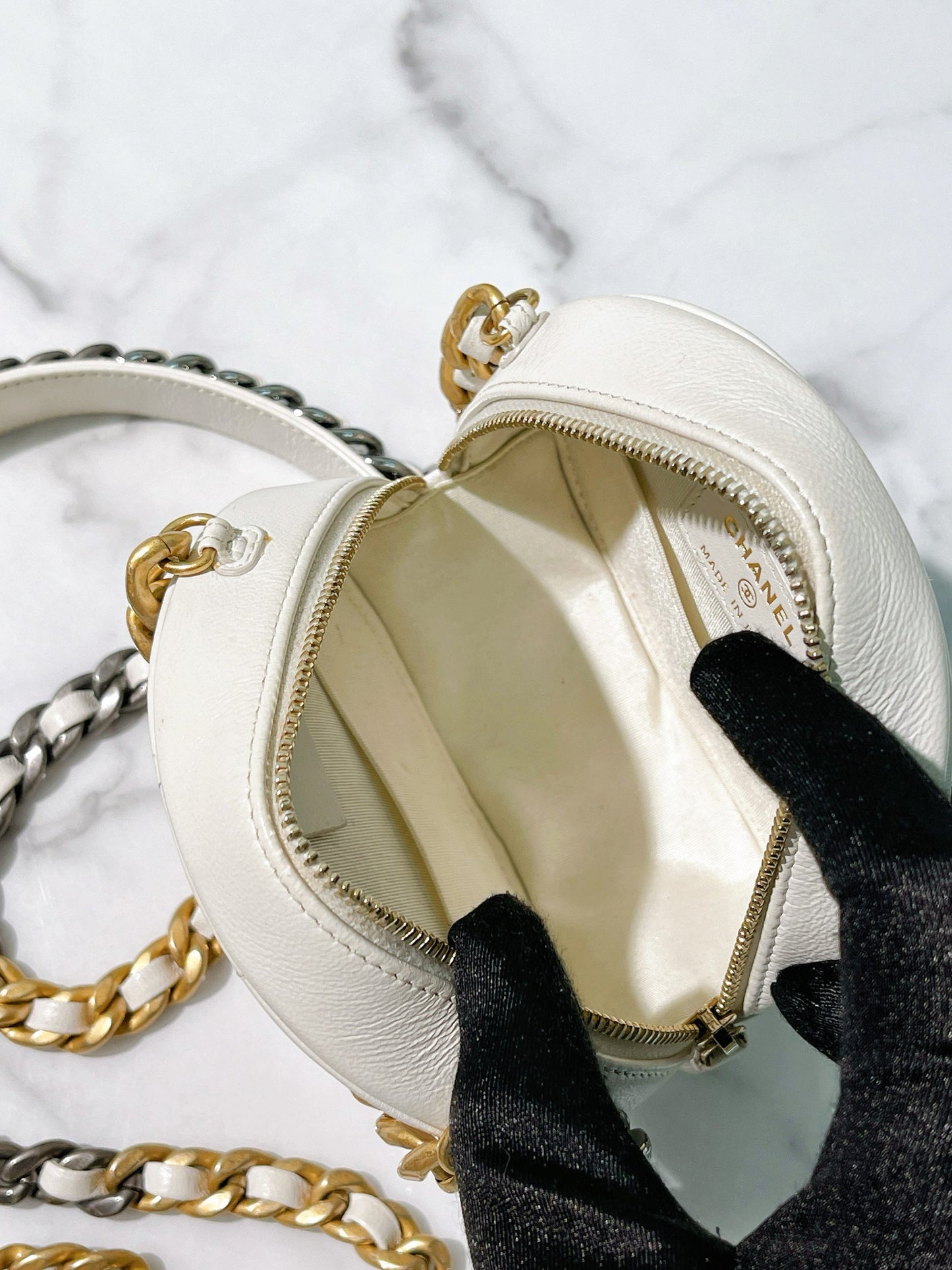 CHANEL 19 ROUND CLUTCH, White/Gold
