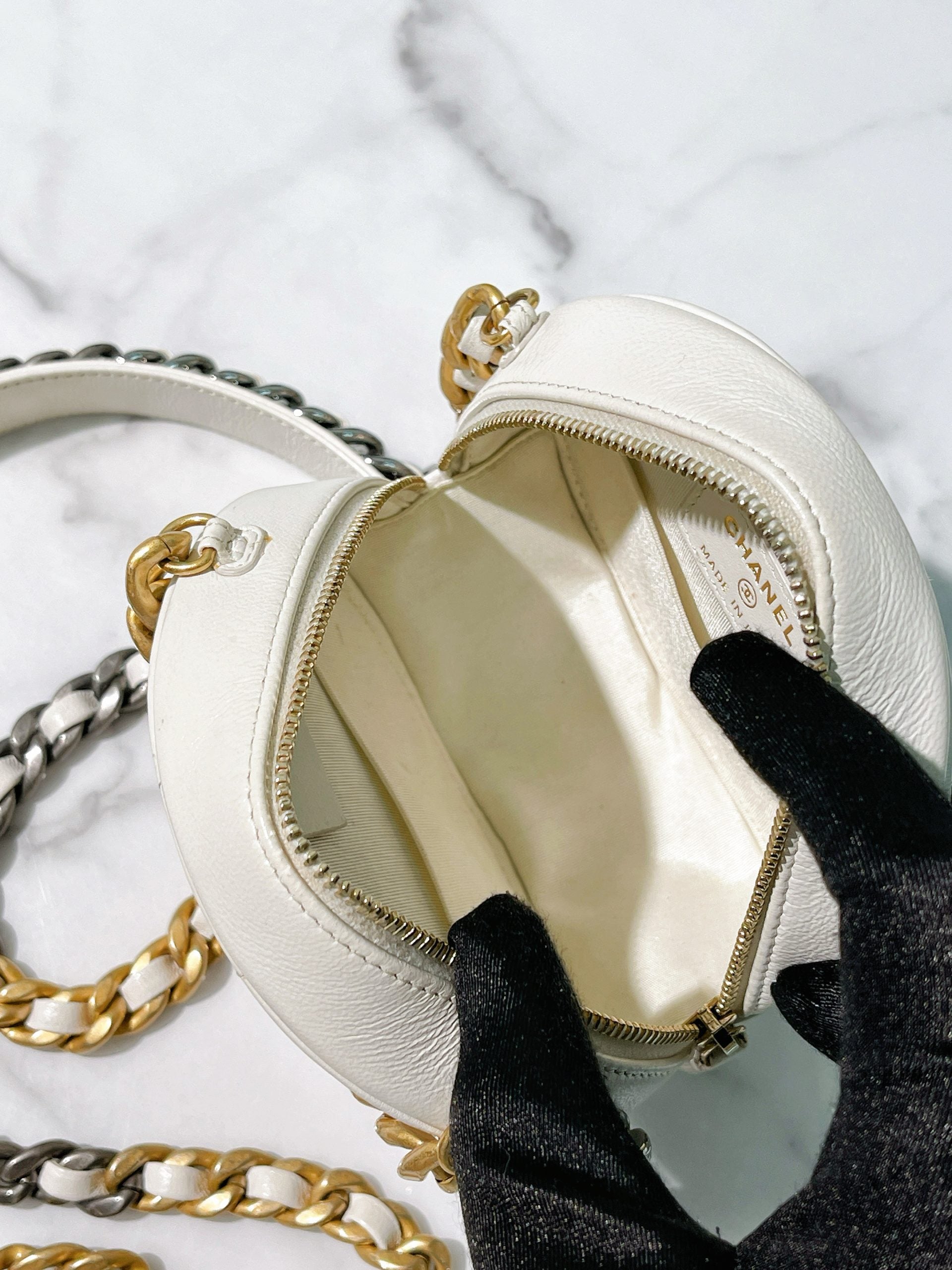 CHANEL 19 ROUND CLUTCH, White/Gold