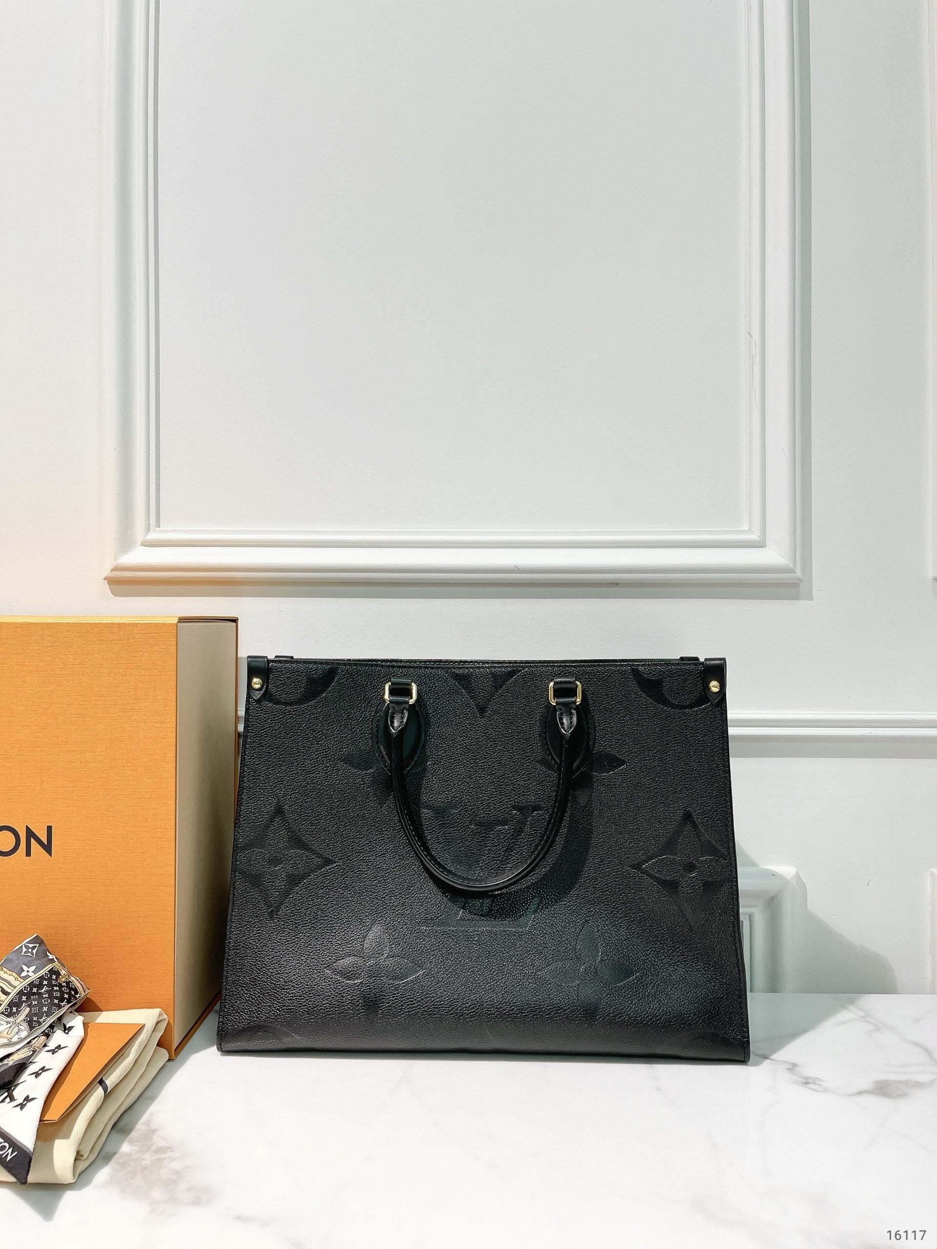 LV ONTHEGO MM, Black/Gold