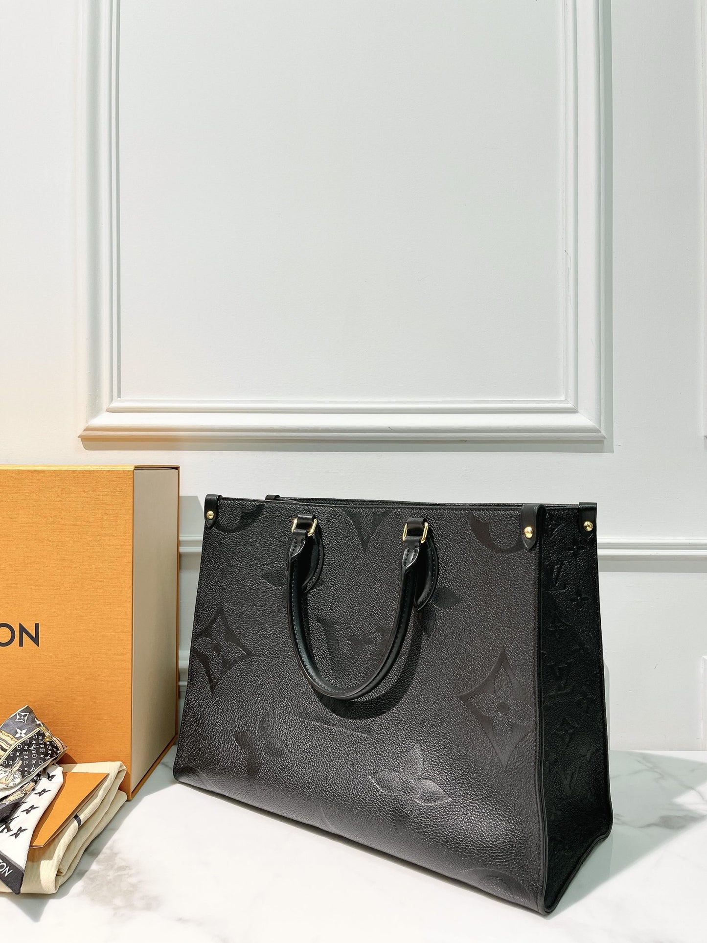 LV ONTHEGO MM, Black/Gold