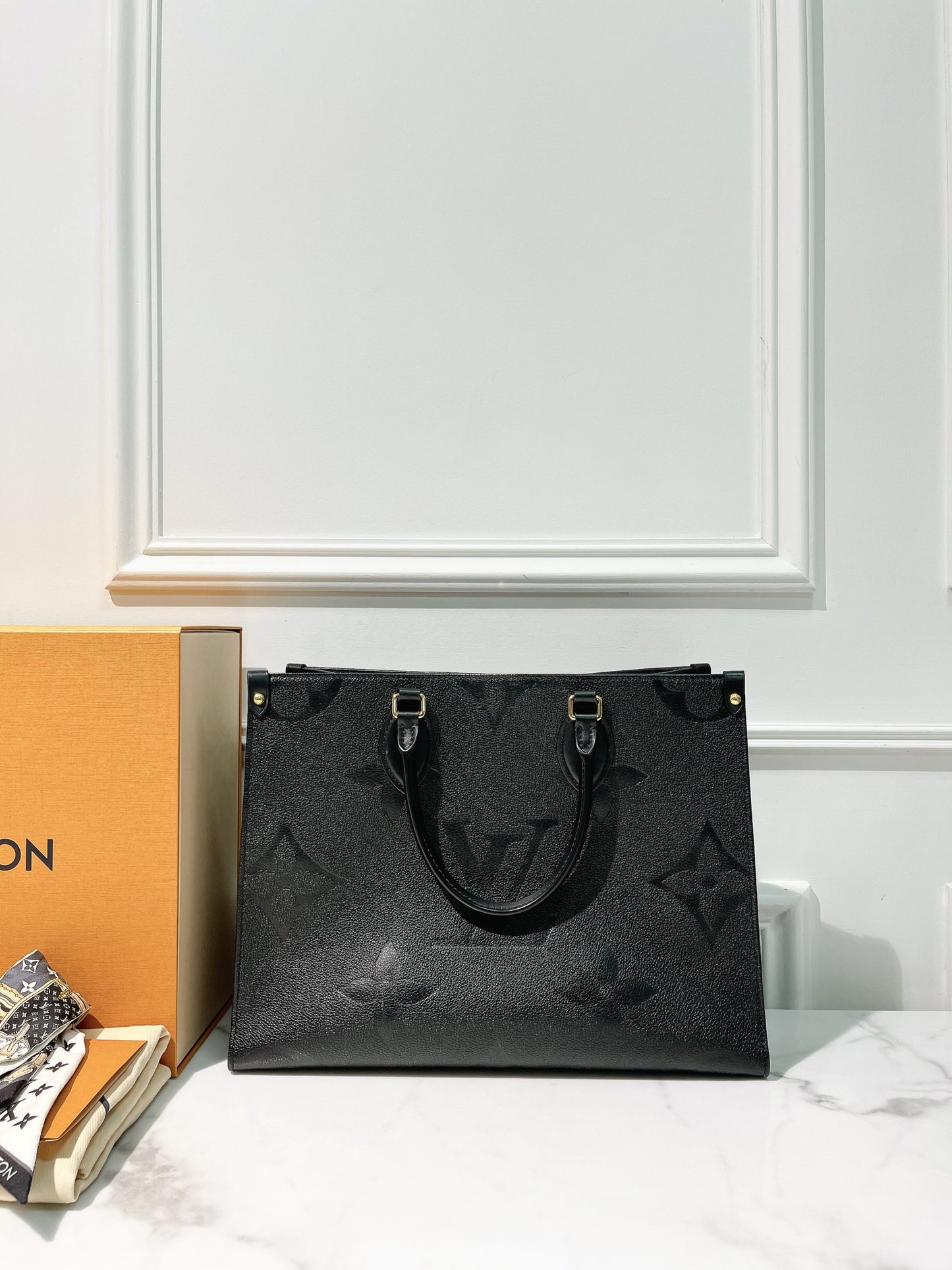 LV ONTHEGO MM, Black/Gold