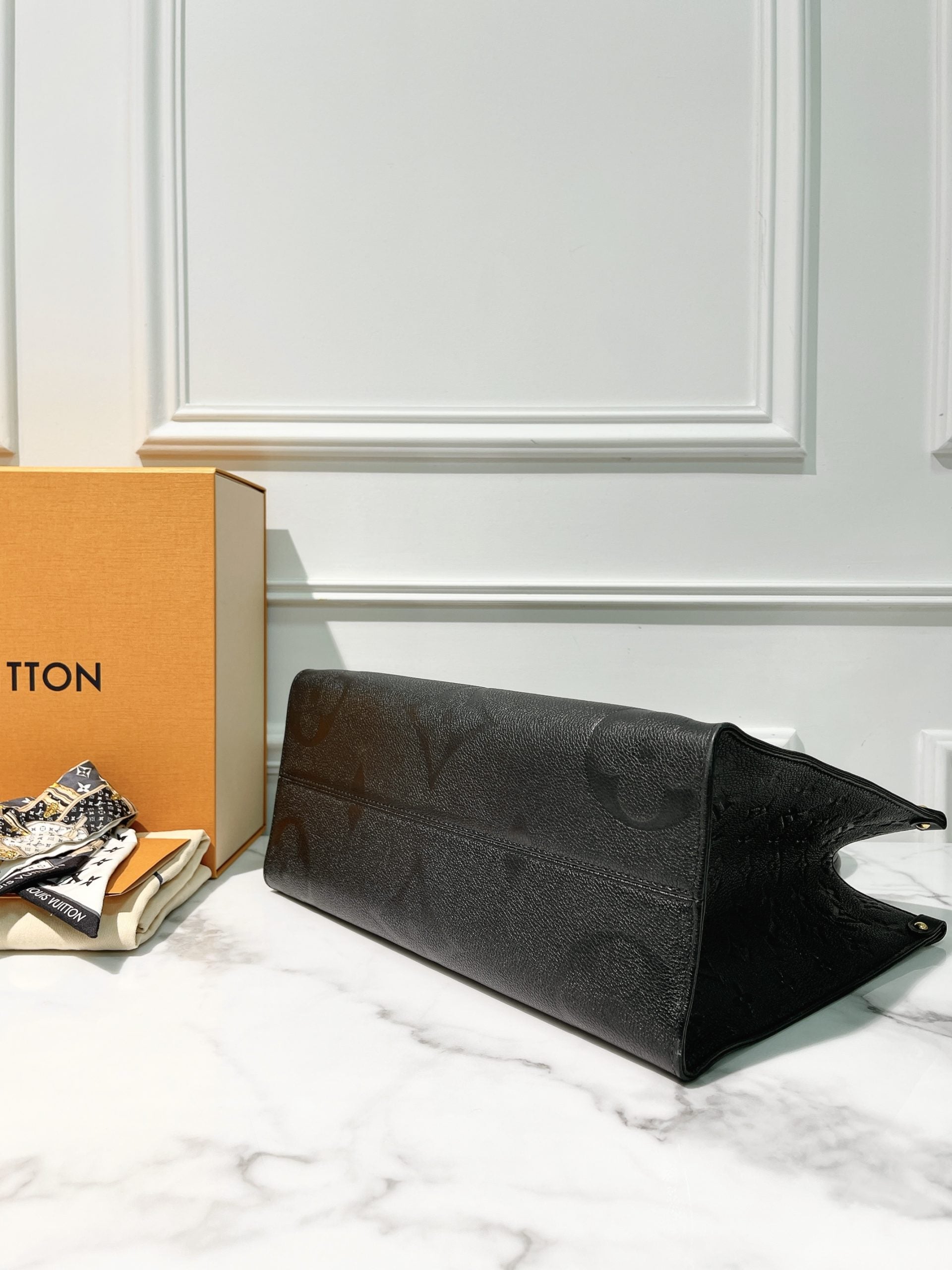 LV ONTHEGO MM, Black/Gold