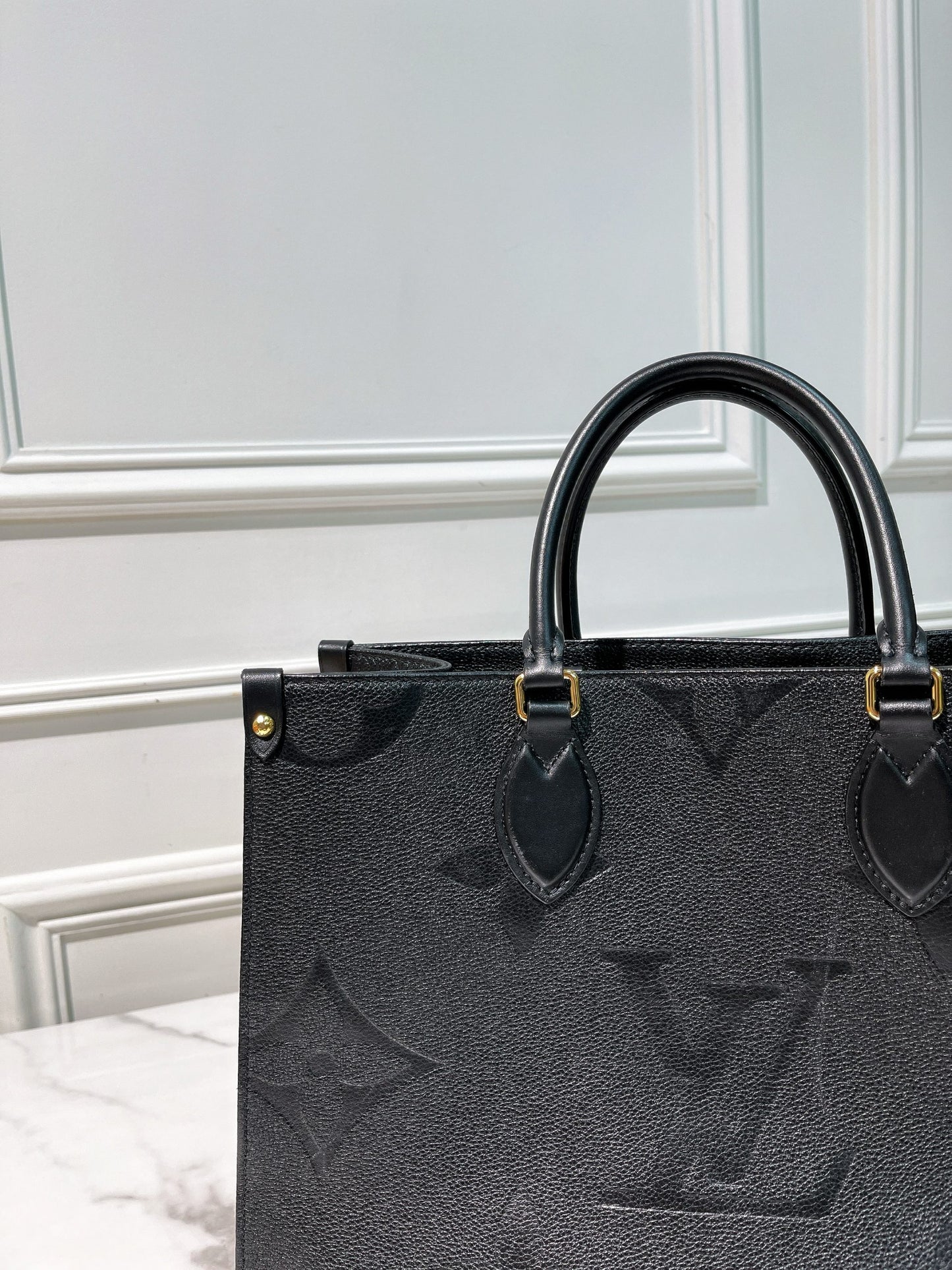 LV ONTHEGO MM, Black/Gold