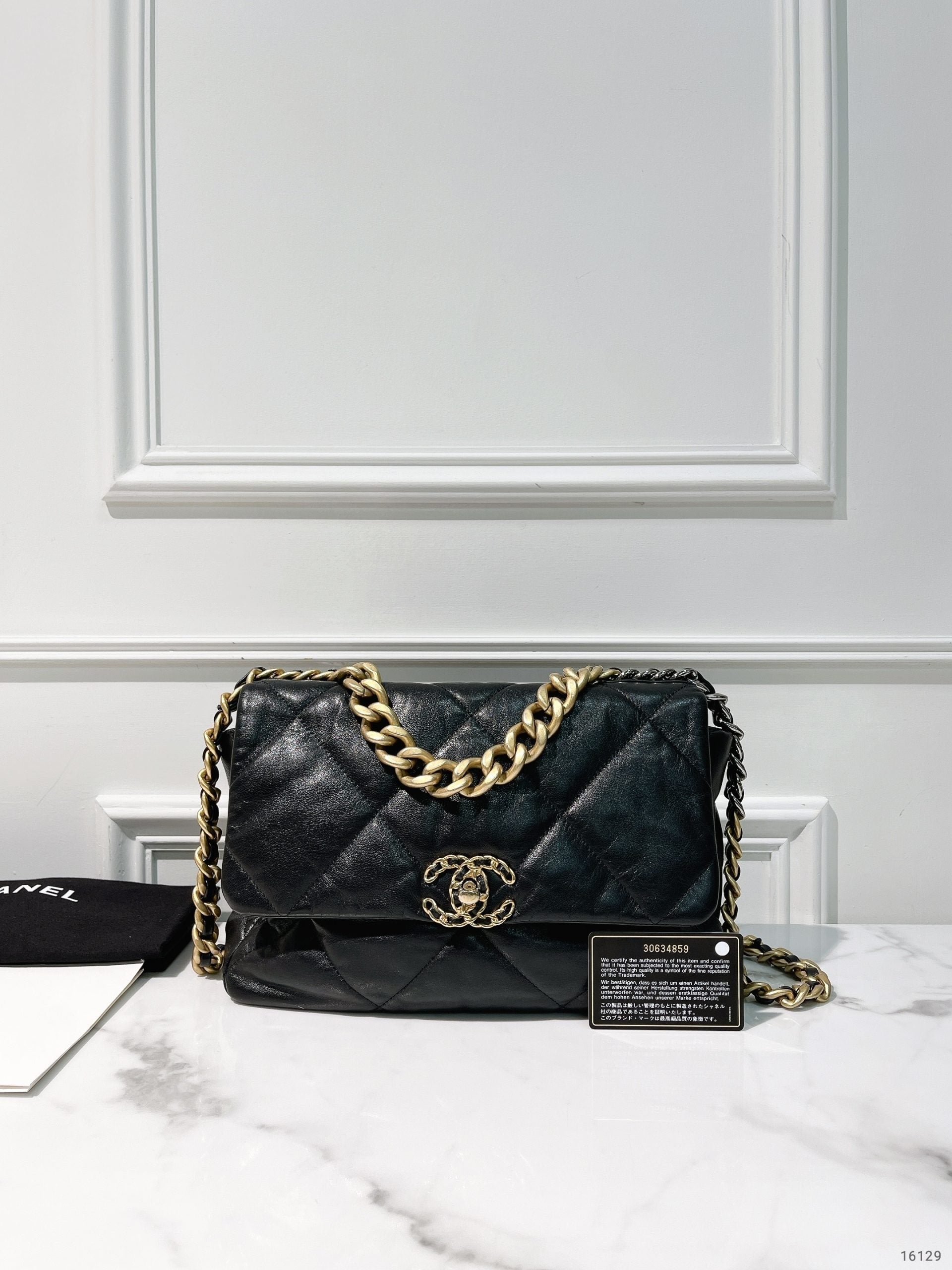 CHANEL 19 BAG, Black/Gold