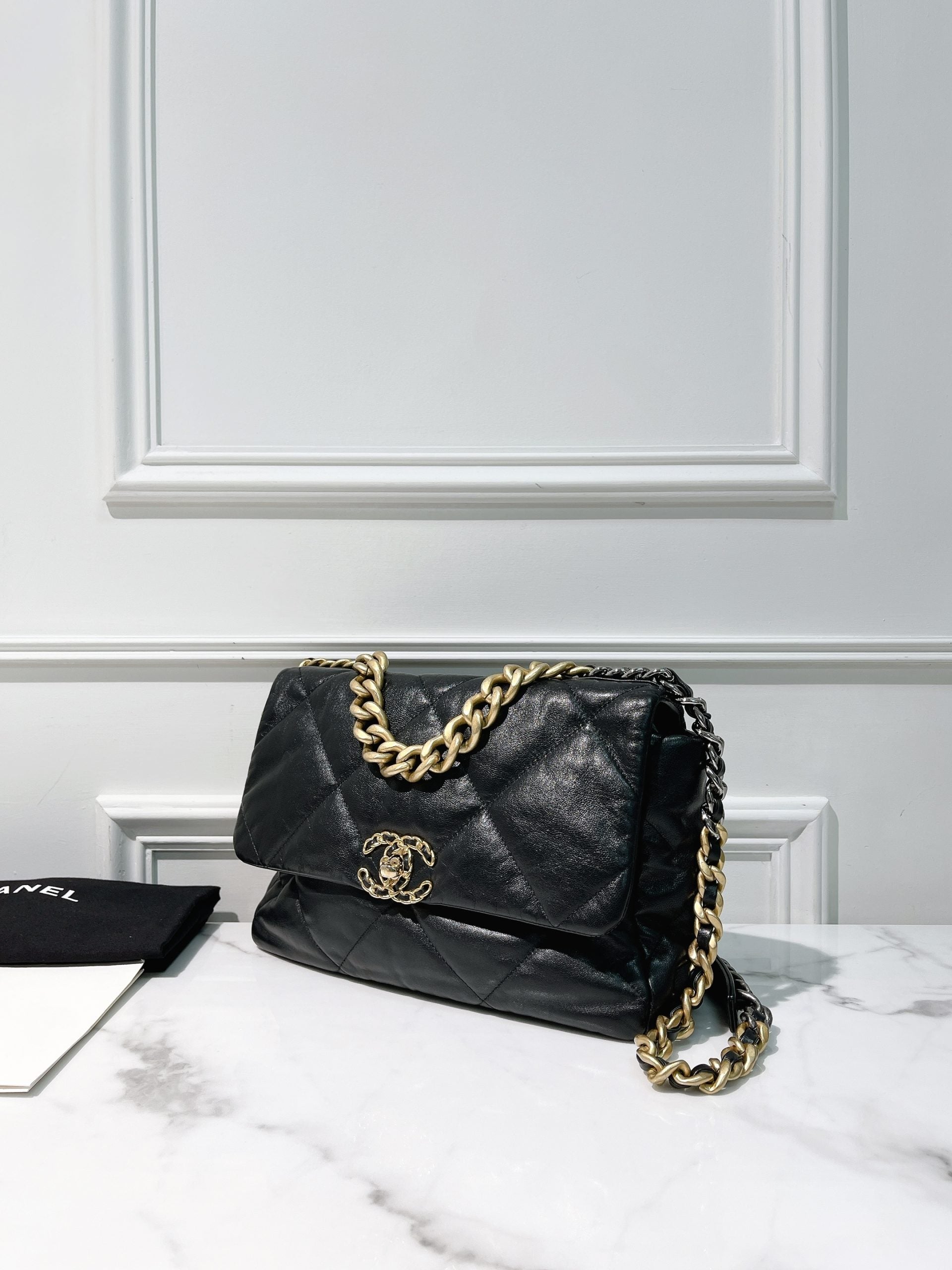 CHANEL 19 BAG, Black/Gold