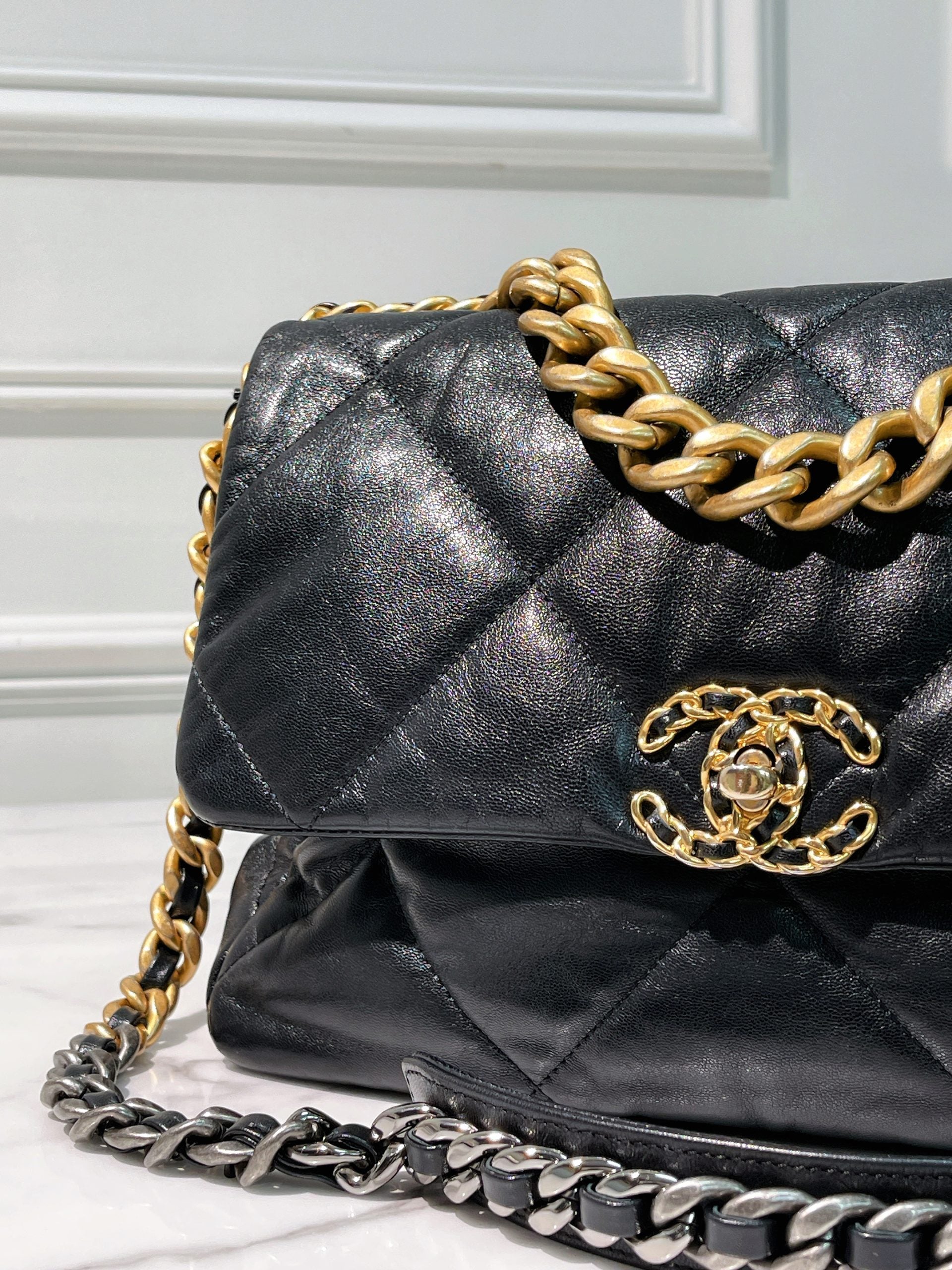 CHANEL 19 BAG, Black/Gold