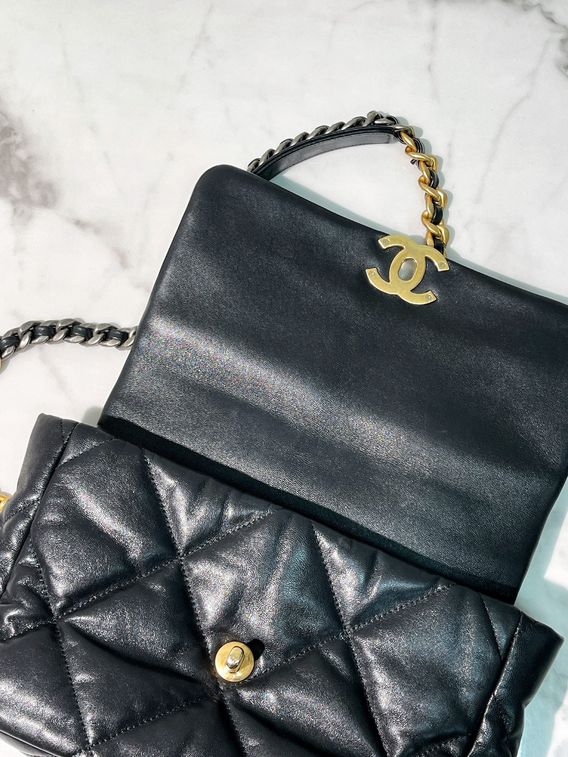 CHANEL 19 BAG, Black/Gold