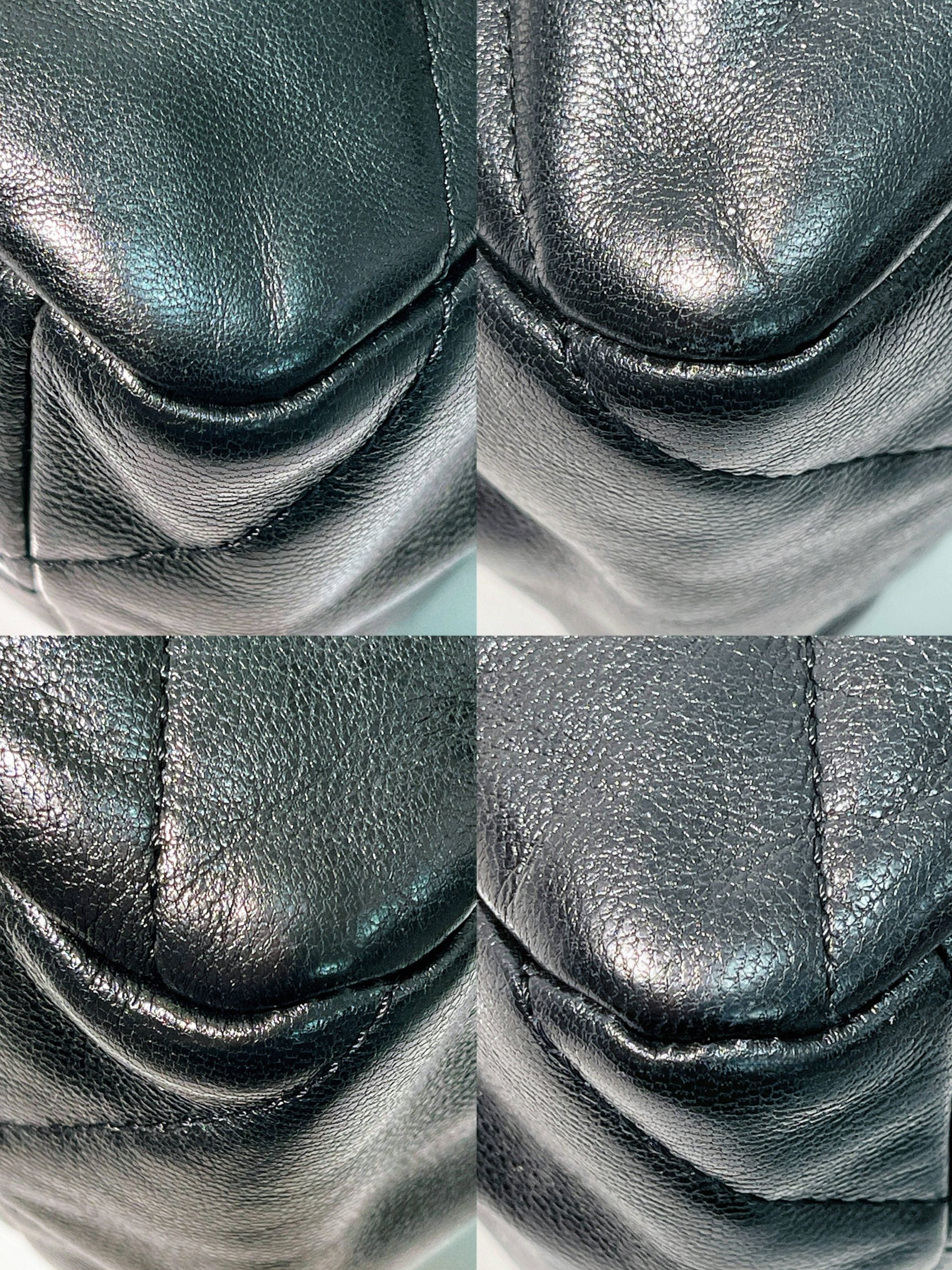 CHANEL 19 BAG, Black/Gold