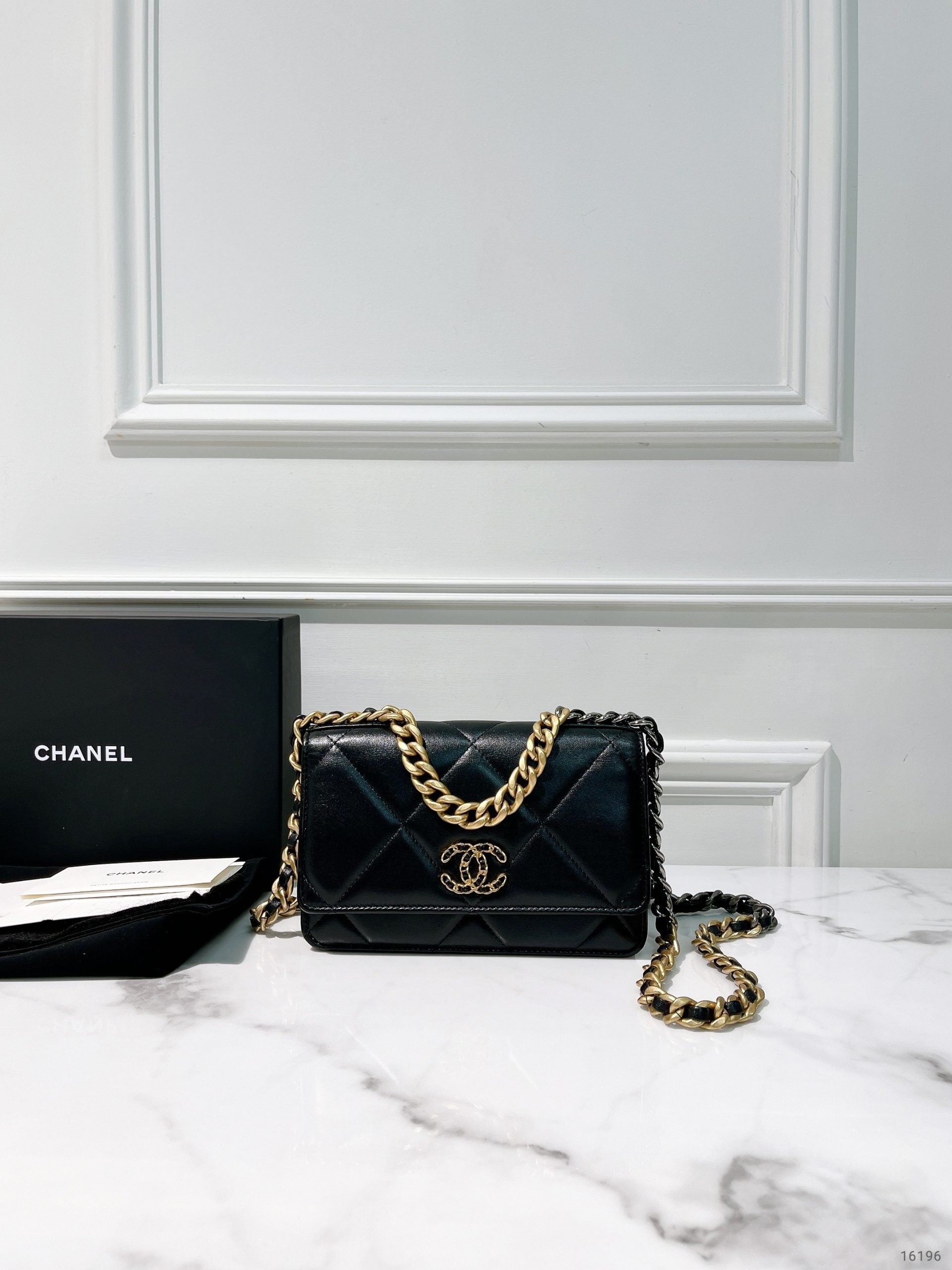CHANEL 19 WOC, Black/Gold