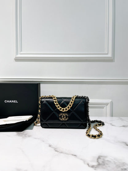 CHANEL 19 WOC, Black/Gold