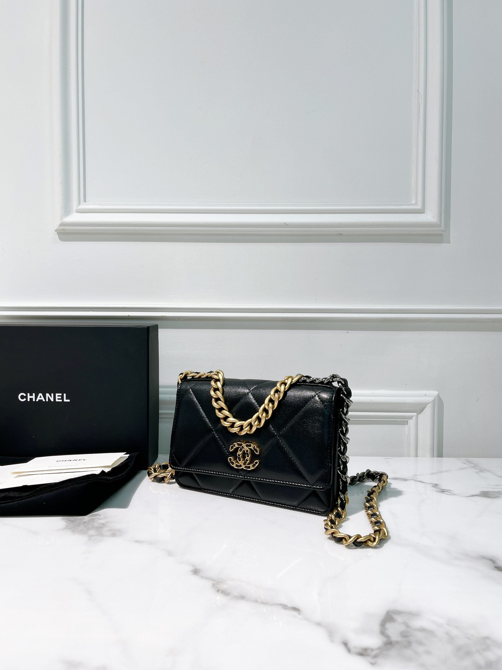 CHANEL 19 WOC, Black/Gold