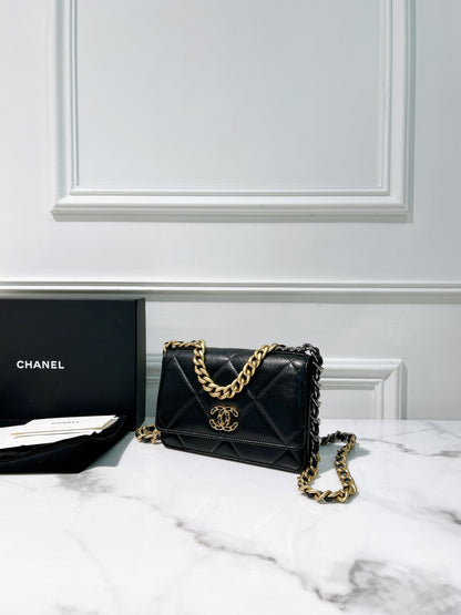 CHANEL 19 WOC, Black/Gold