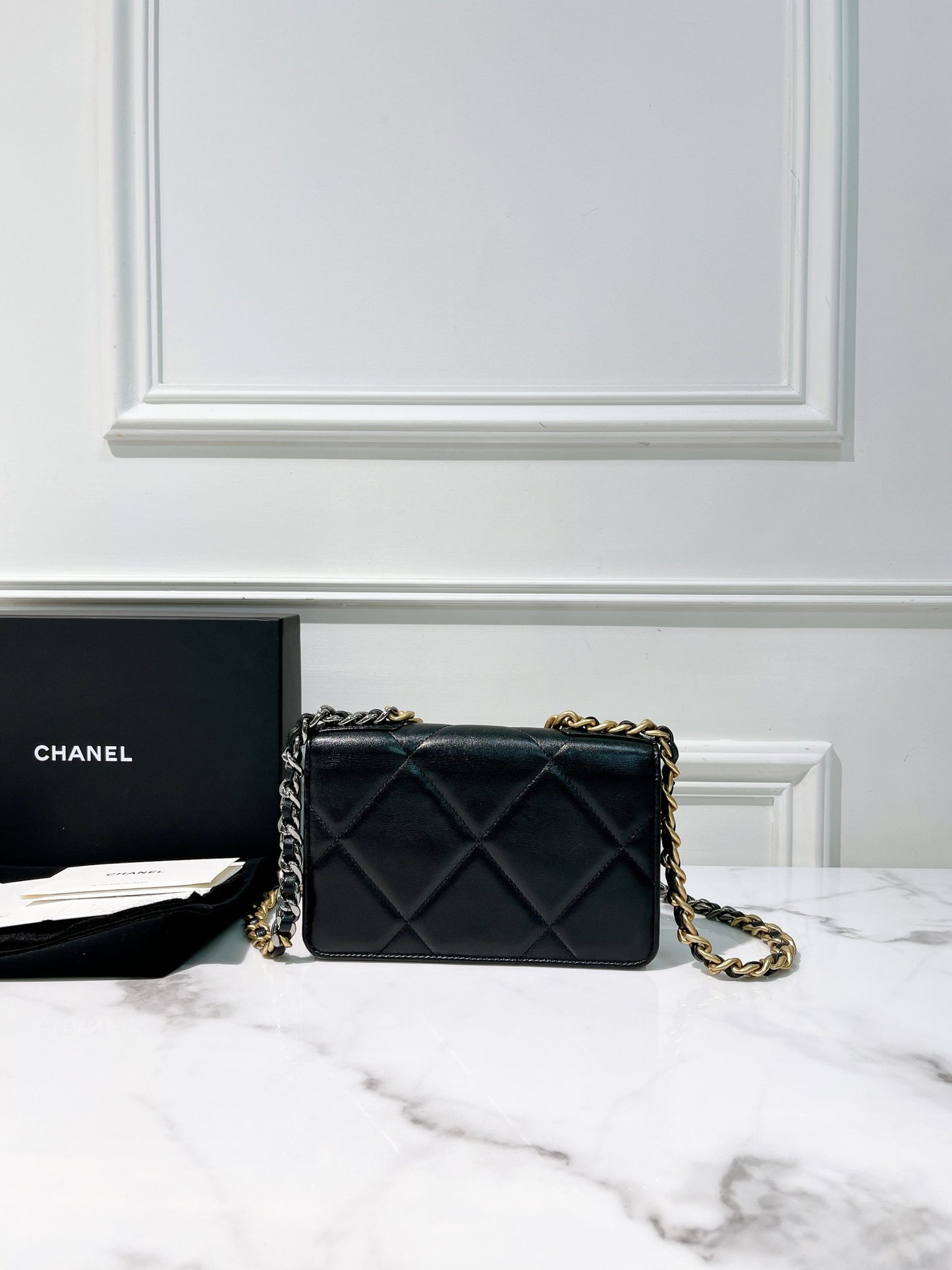 CHANEL 19 WOC, Black/Gold