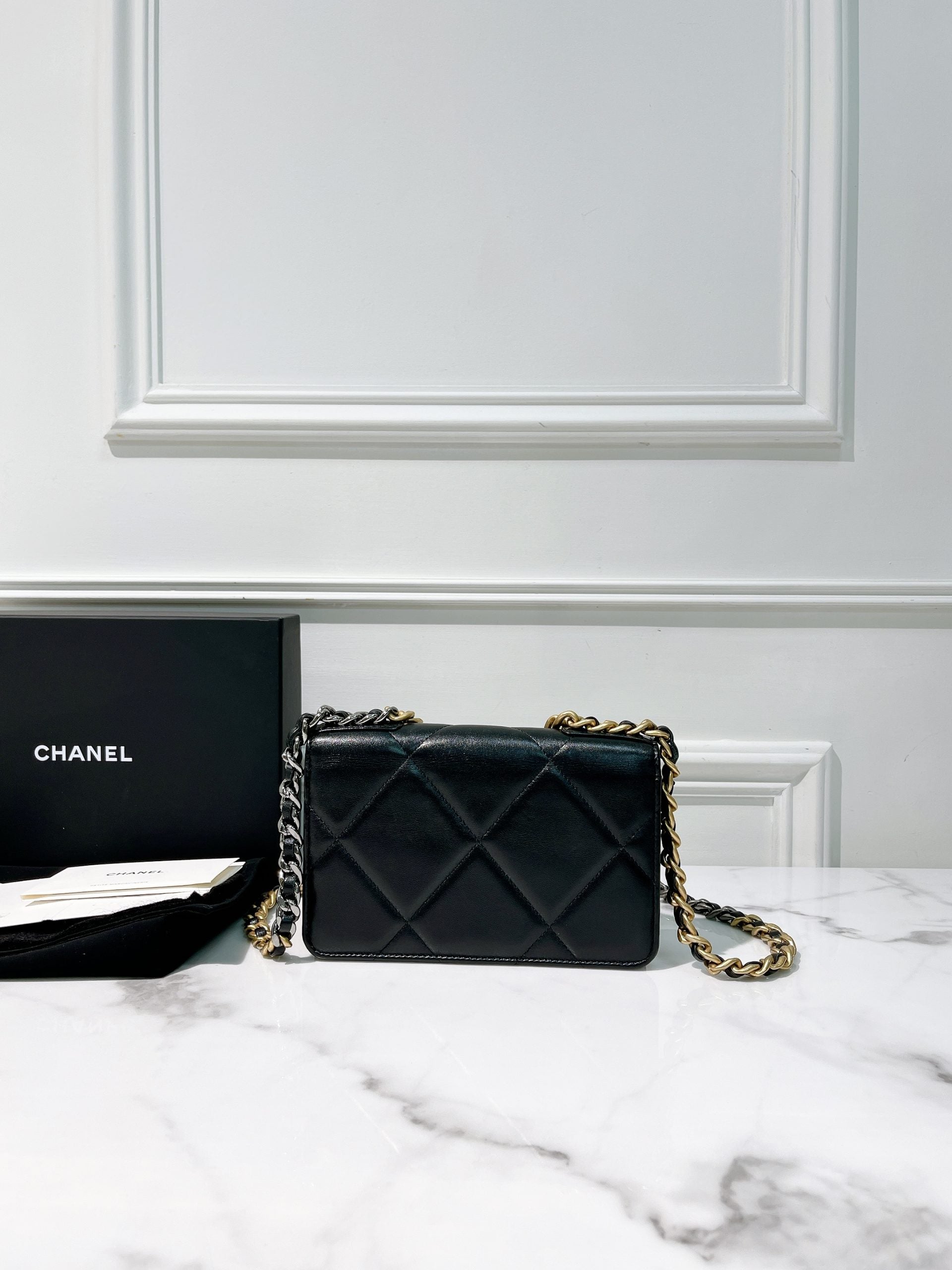 CHANEL 19 WOC, Black/Gold