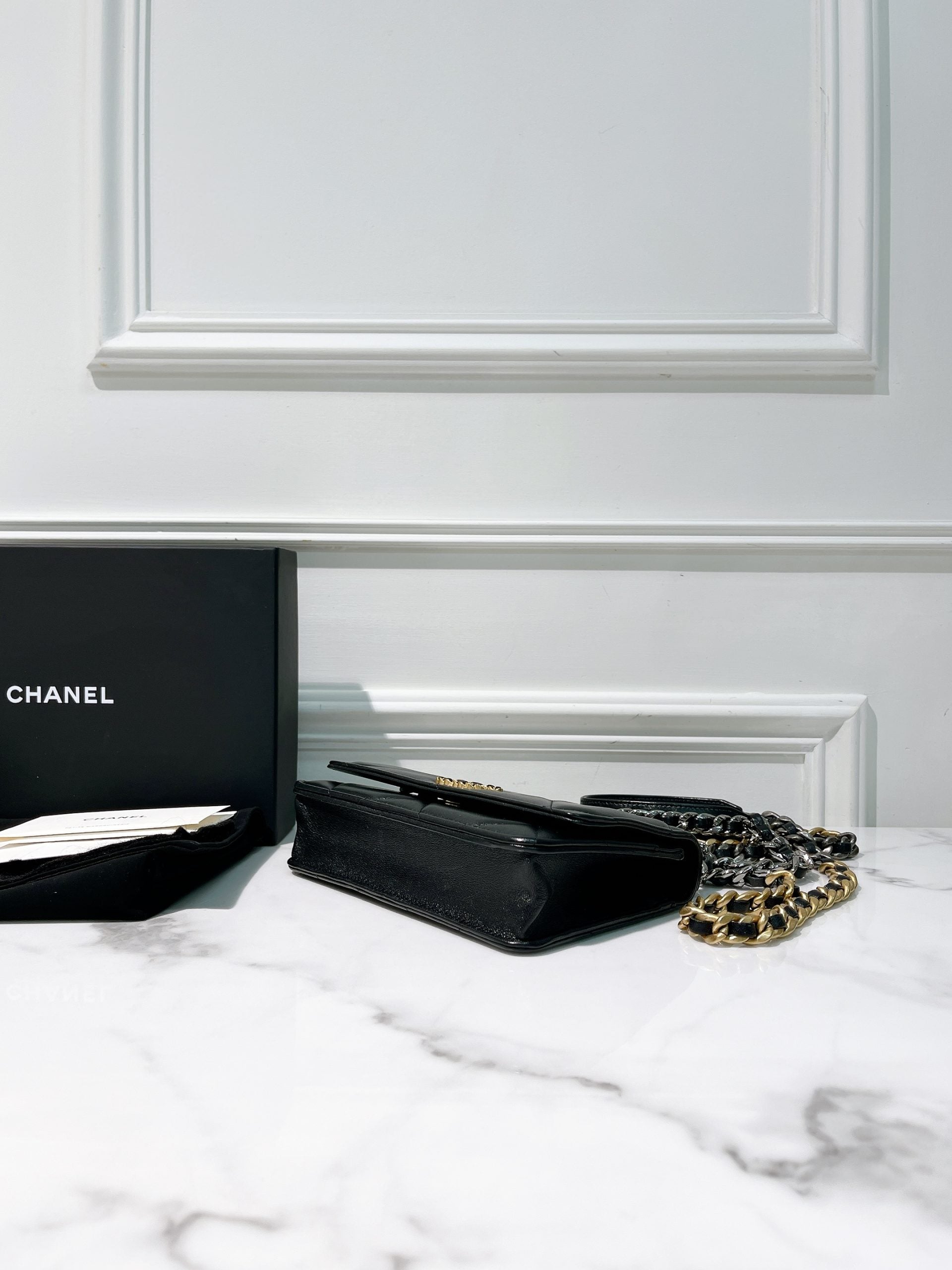 CHANEL 19 WOC, Black/Gold