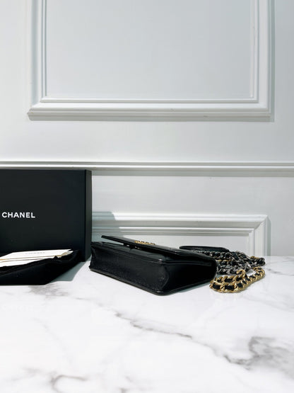 CHANEL 19 WOC, Black/Gold