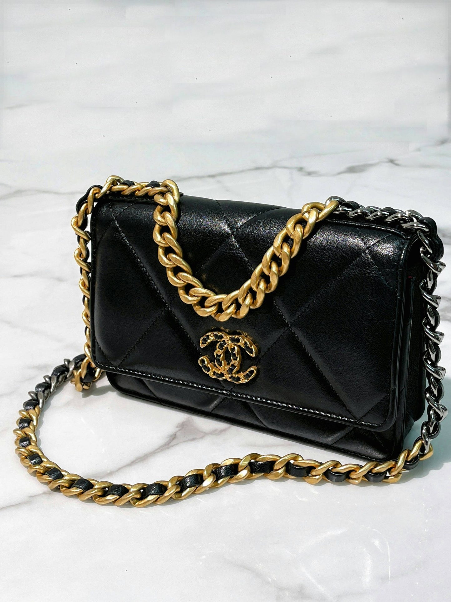 CHANEL 19 WOC, Black/Gold