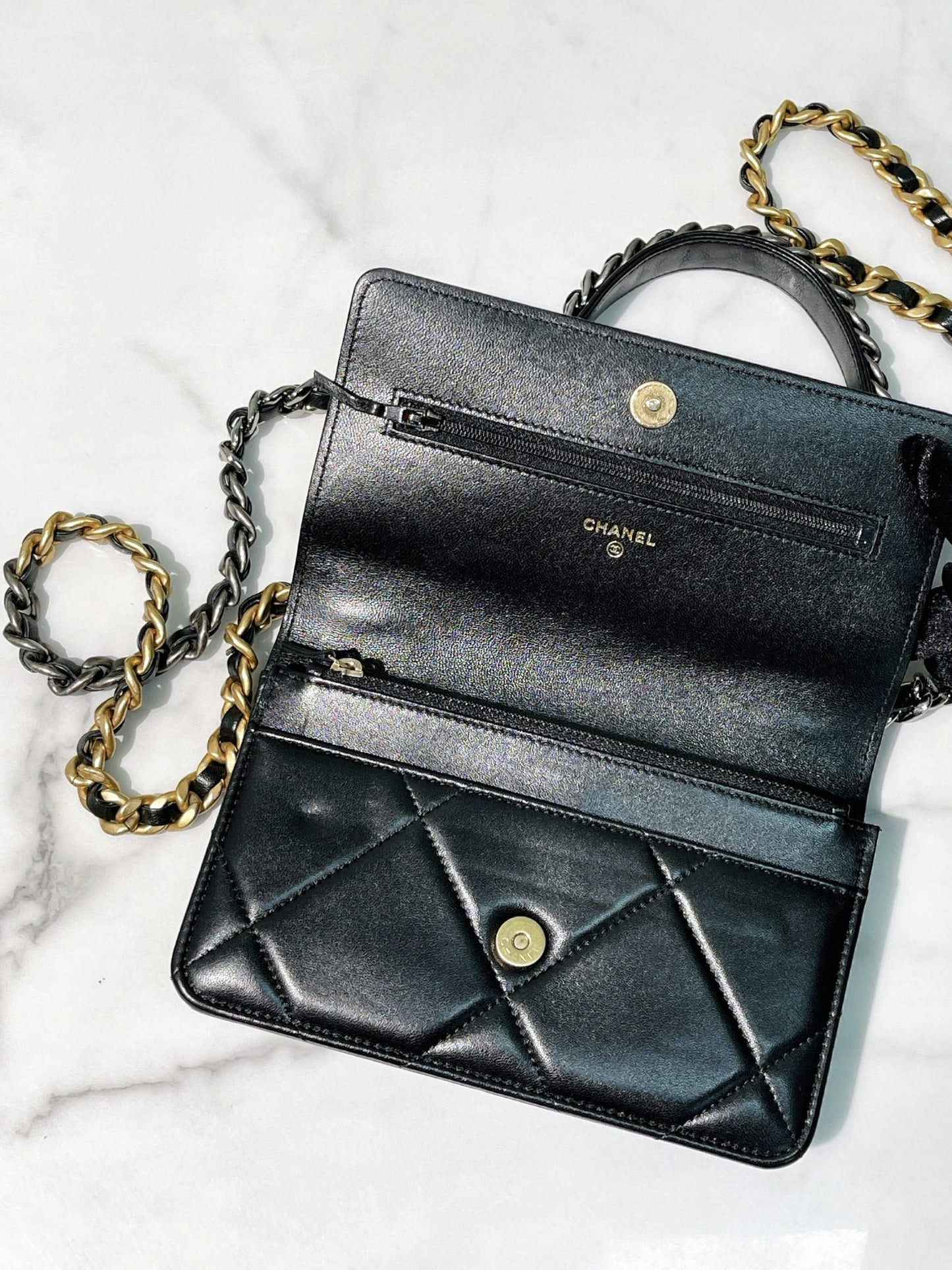 CHANEL 19 WOC, Black/Gold