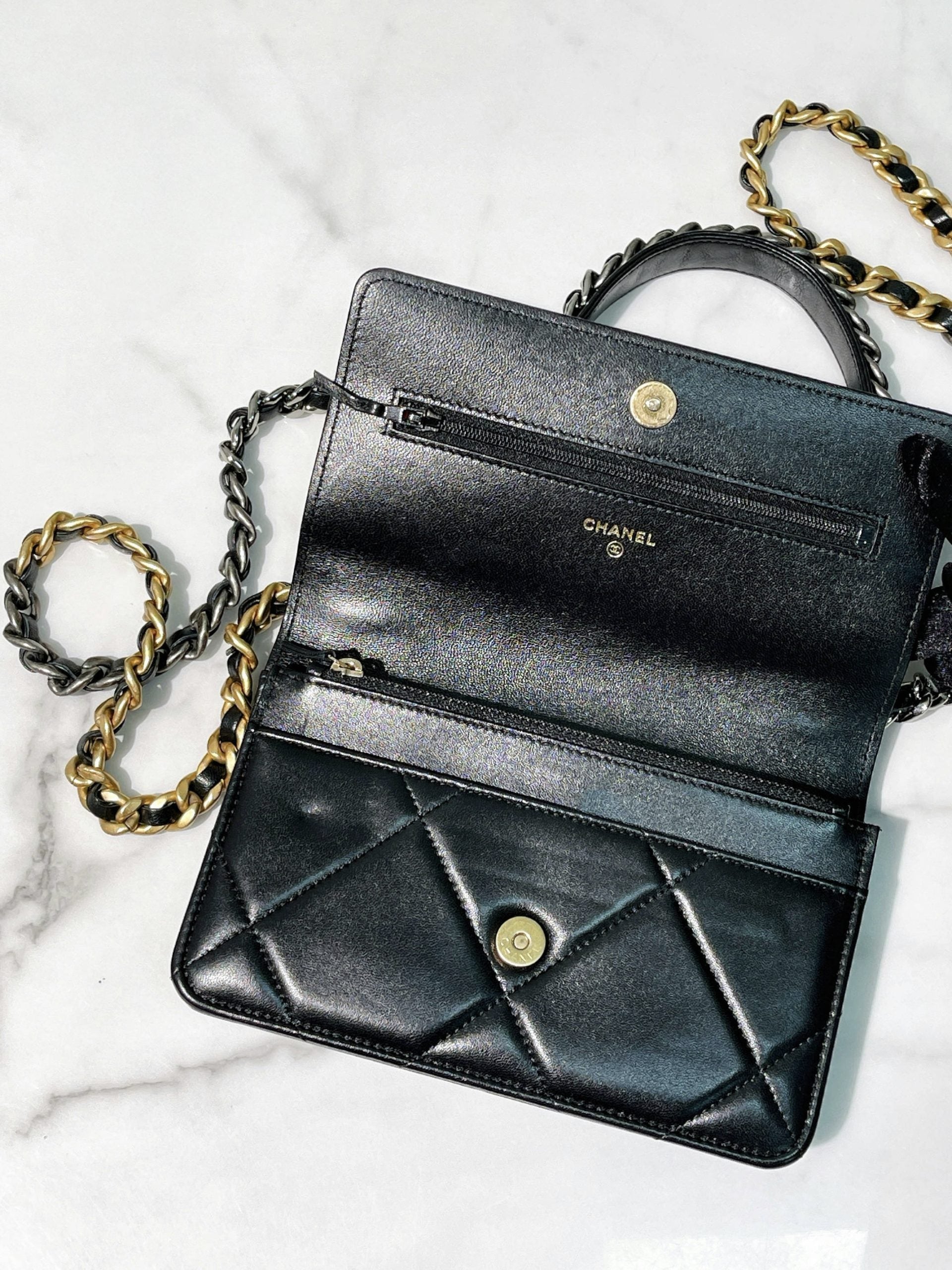 CHANEL 19 WOC, Black/Gold