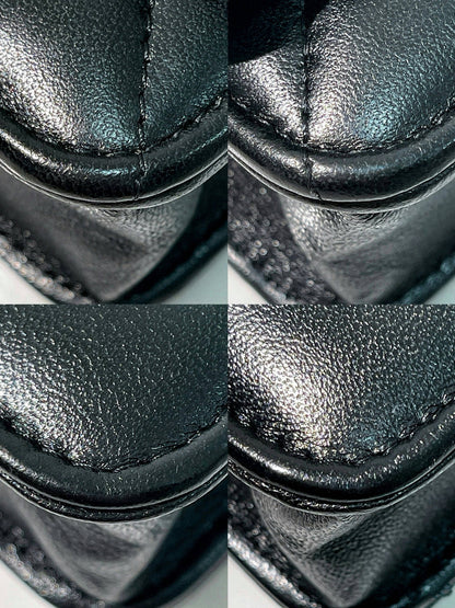 CHANEL 19 WOC, Black/Gold