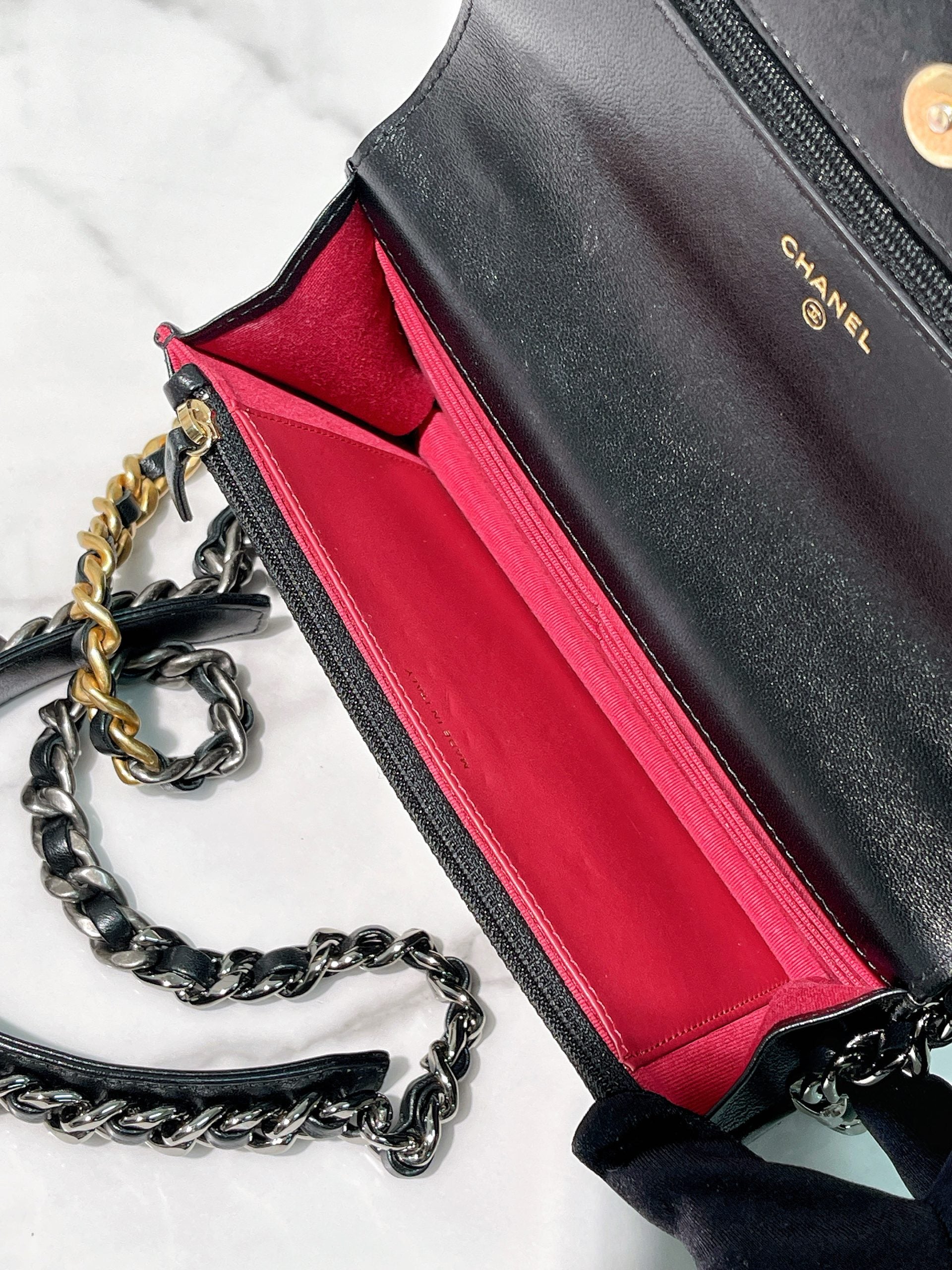 CHANEL 19 WOC, Black/Gold