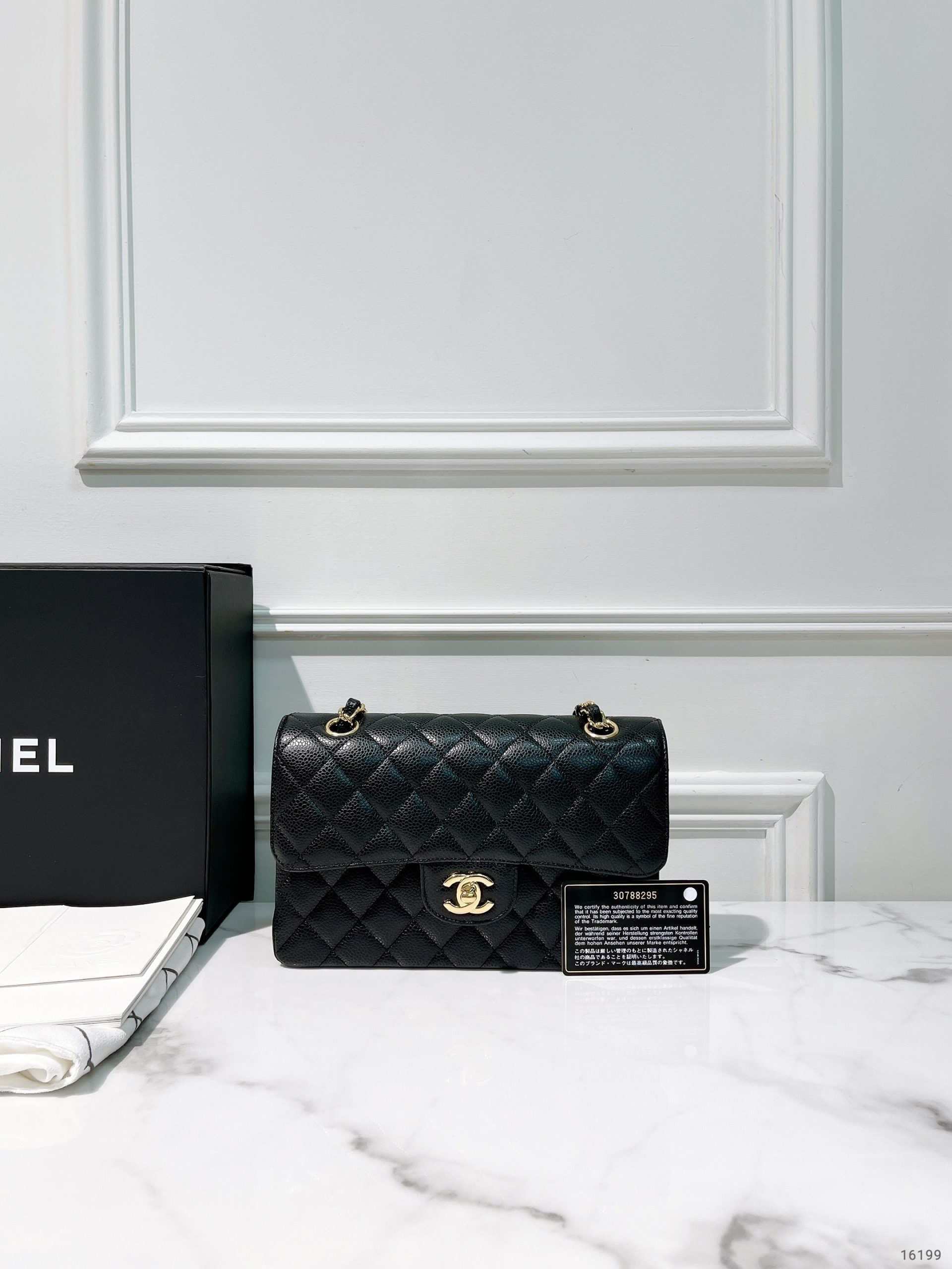 CHANEL SMALL CLASSIC FLAP, Black/Gold
