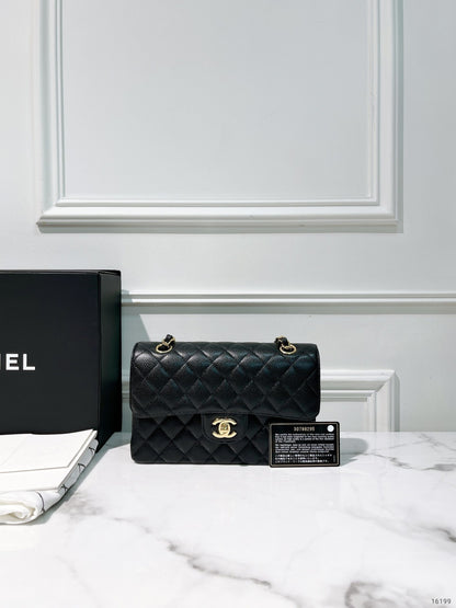 CHANEL SMALL CLASSIC FLAP, Black/Gold