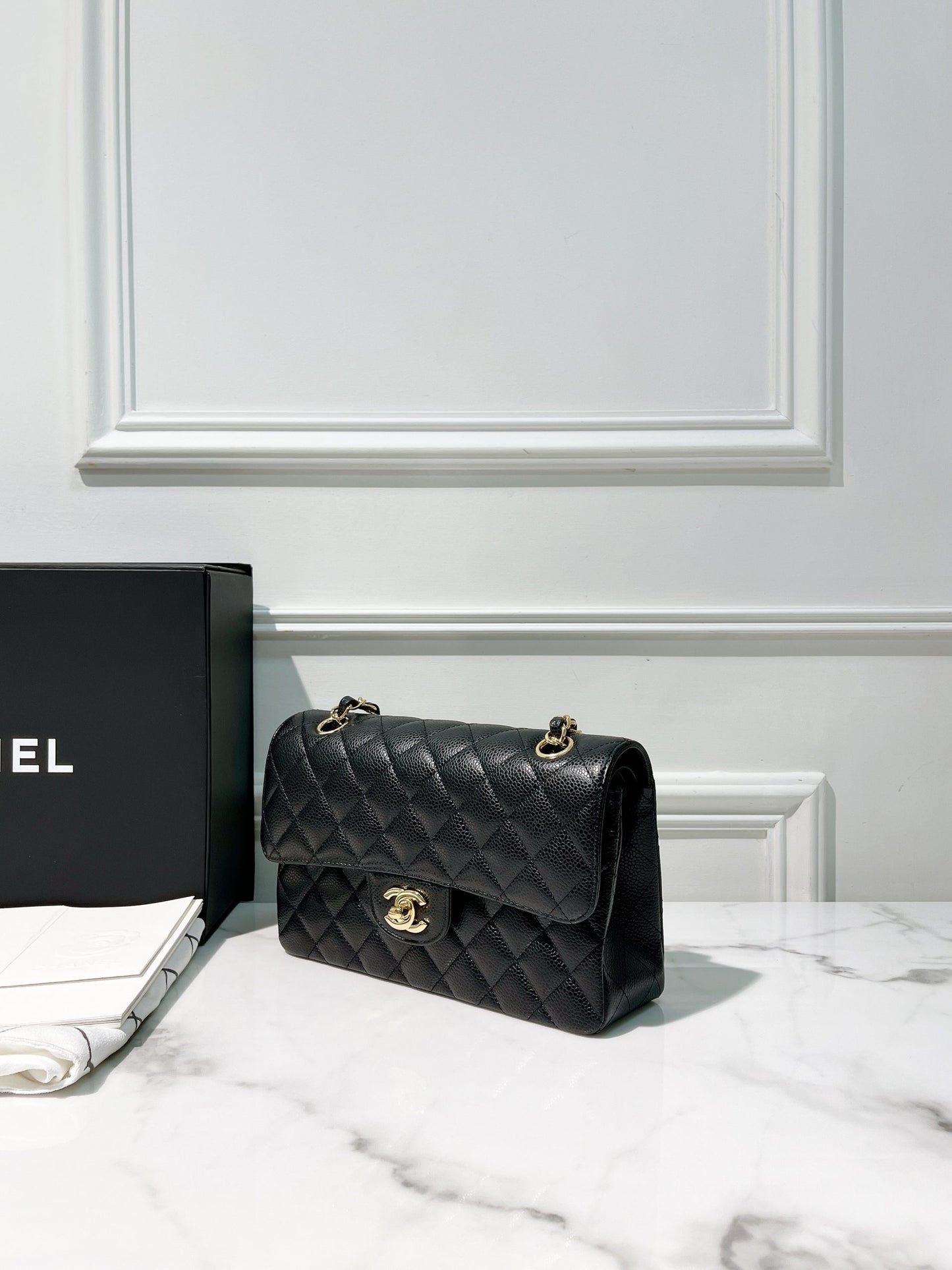 CHANEL SMALL CLASSIC FLAP, Black/Gold