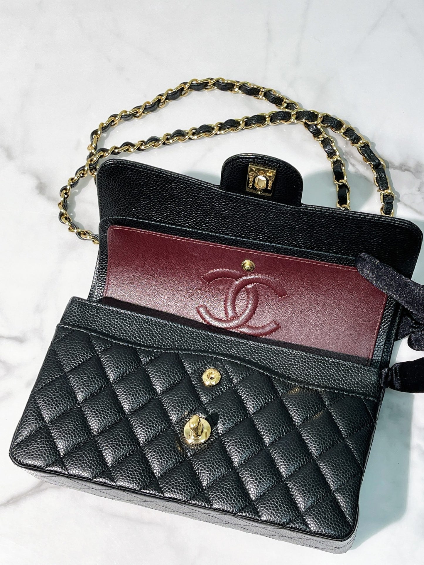 CHANEL SMALL CLASSIC FLAP, Black/Gold