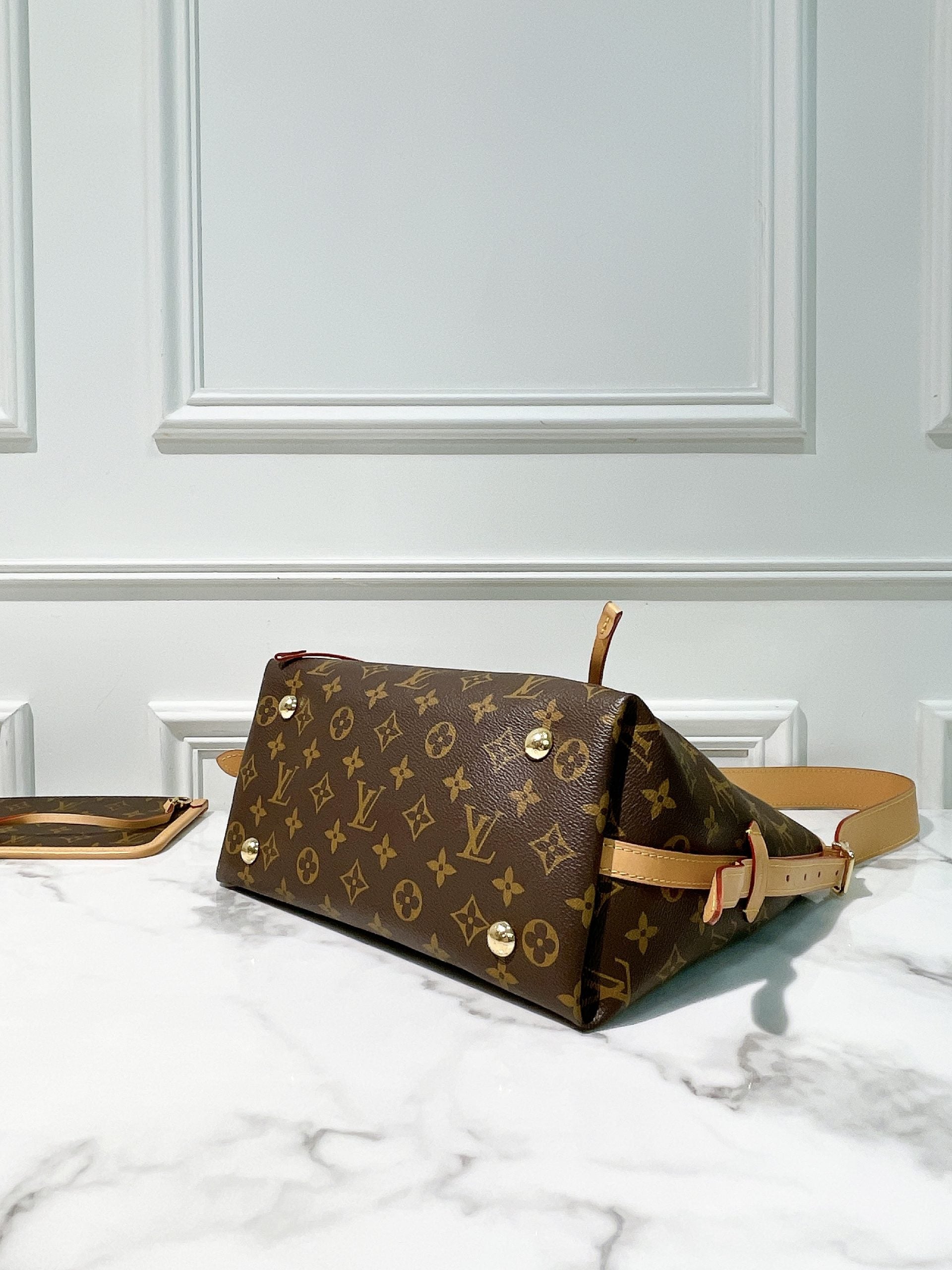 LV CARRYALL PM, Monogram