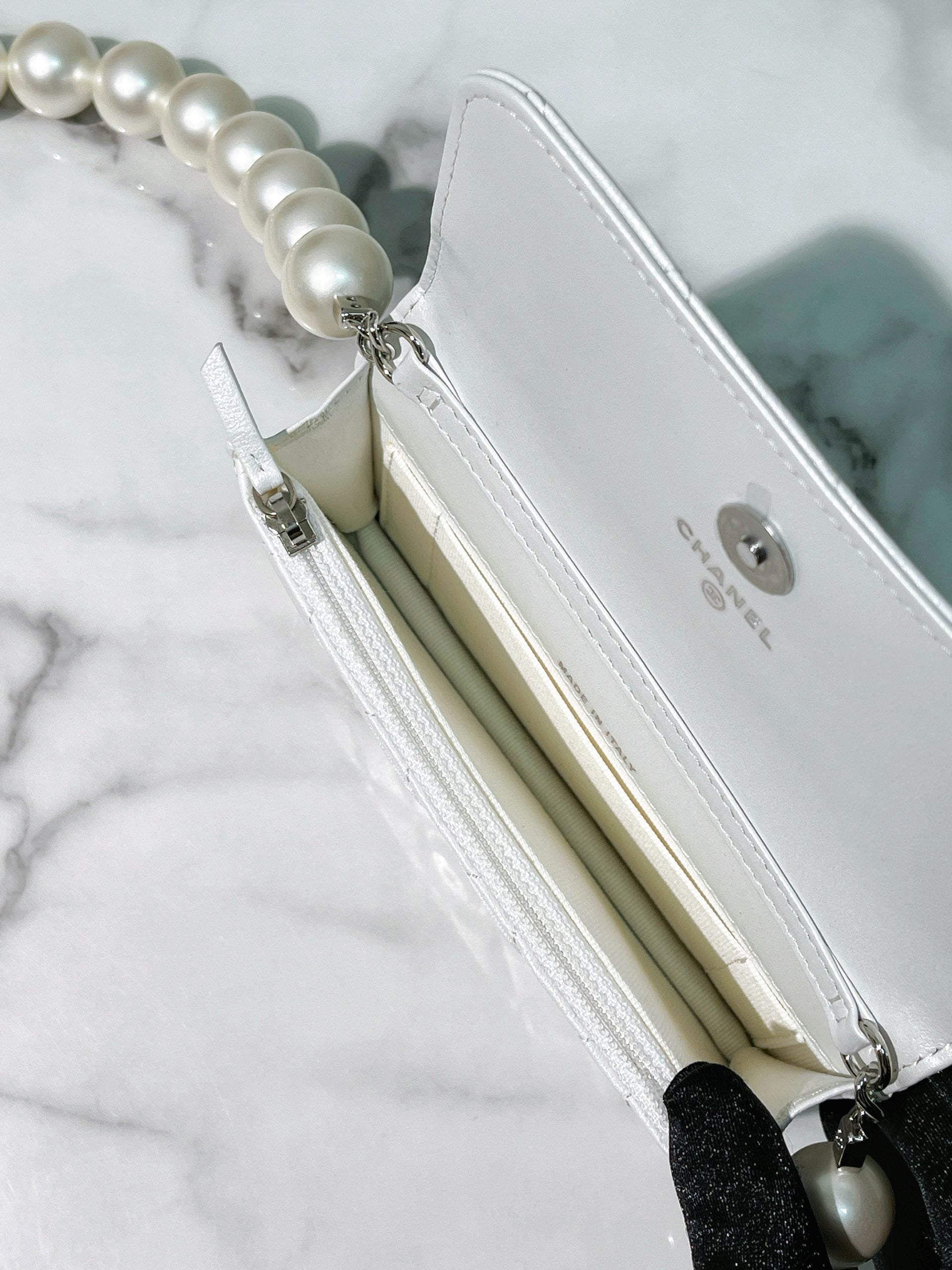 CHANEL 21K MINI WOC, White/Silver