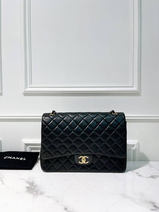 CHANEL MAXI CLASSIC FLAP, Black/Gold