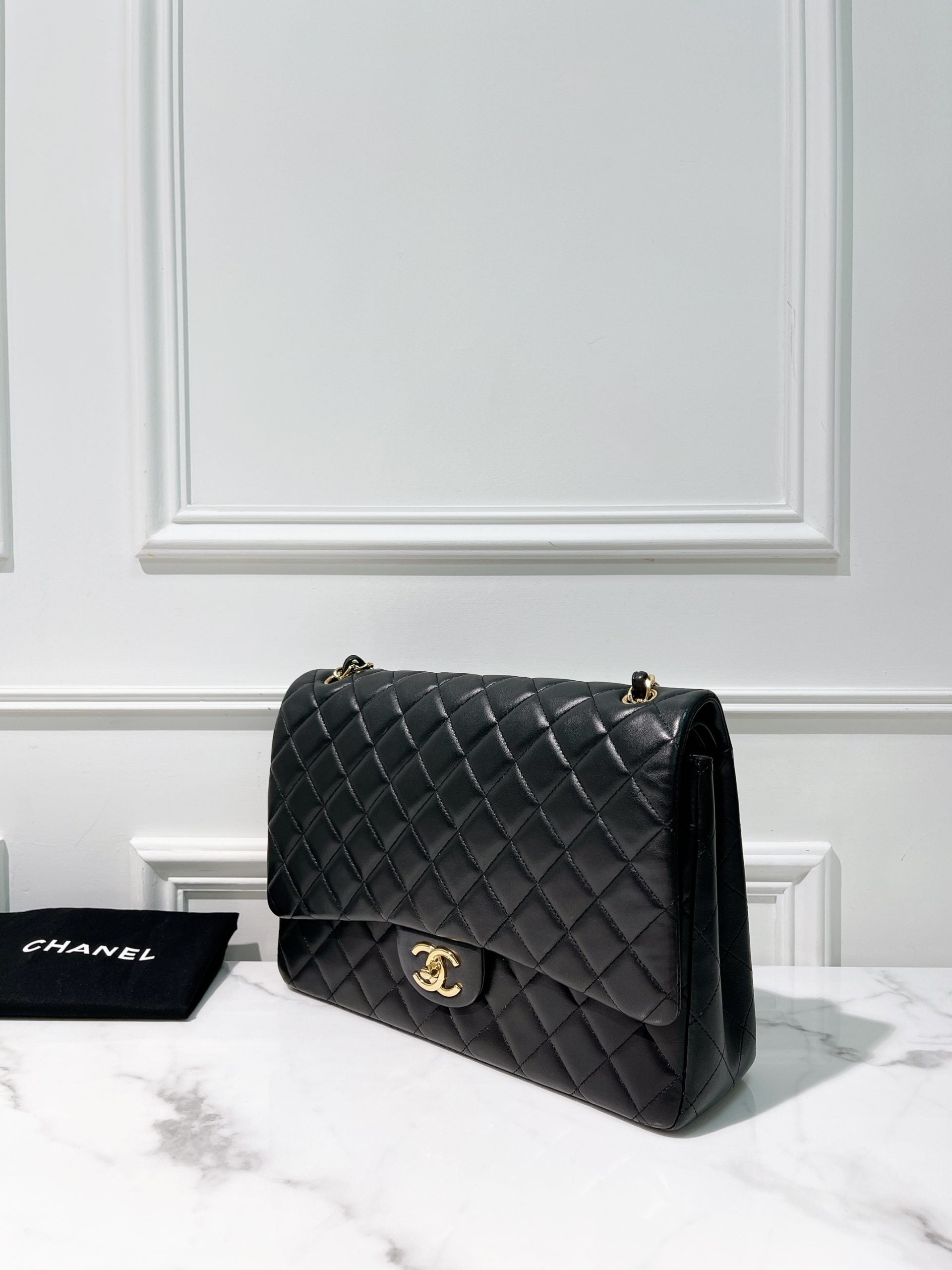 CHANEL MAXI CLASSIC FLAP, Black/Gold